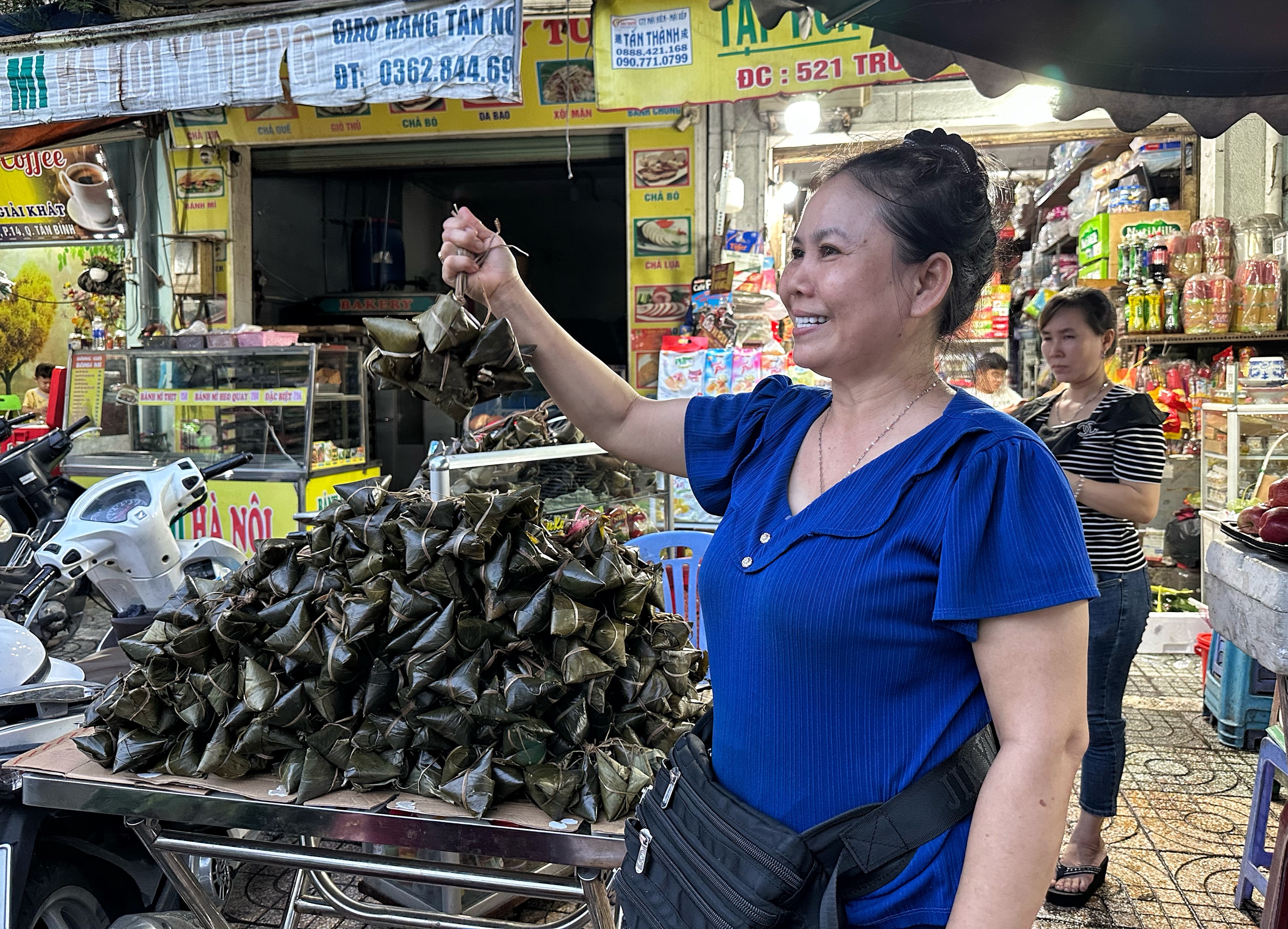 Chiều nay, bất ngờ chợ tết Đoan Ngọ ở TP.HCM - Ảnh 4.
