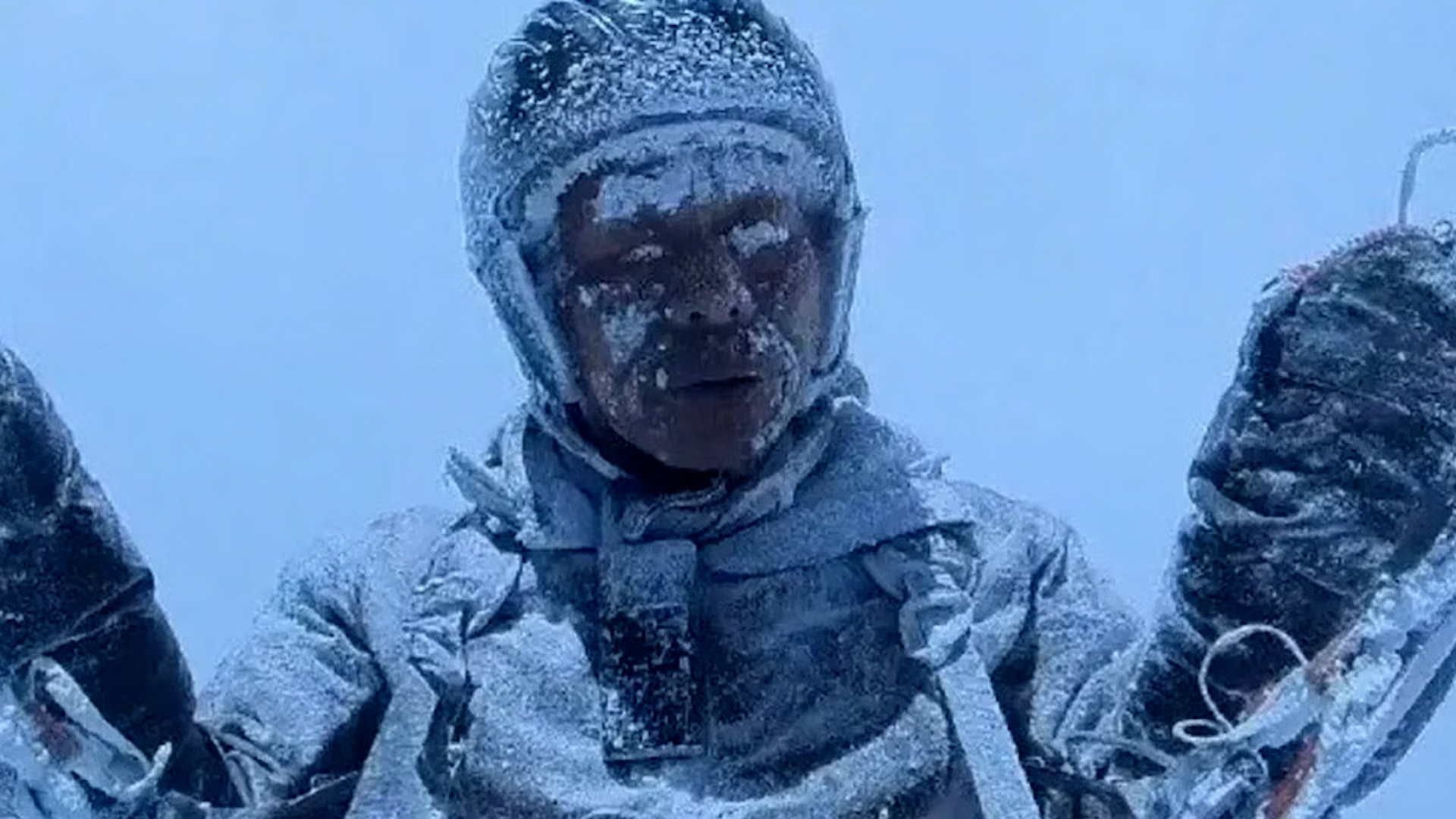 Người nhảy dù lượn may mắn sống sót sau khi bị mây hút lên 8.000 m - Ảnh 1.