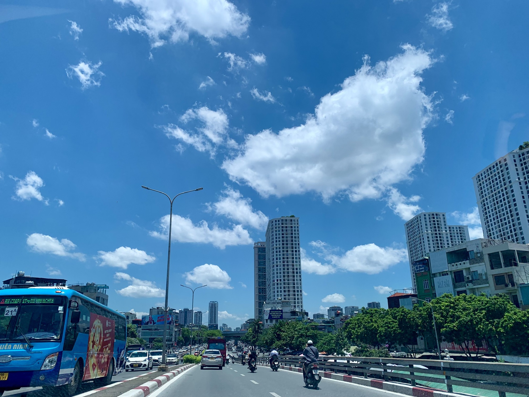 Miền Bắc và miền Trung cùng đón đợt nắng nóng gay gắt- Ảnh 1. Miền Bắc và miền Trung cùng đón đợt nắng nóng gay gắt- Ảnh 1.