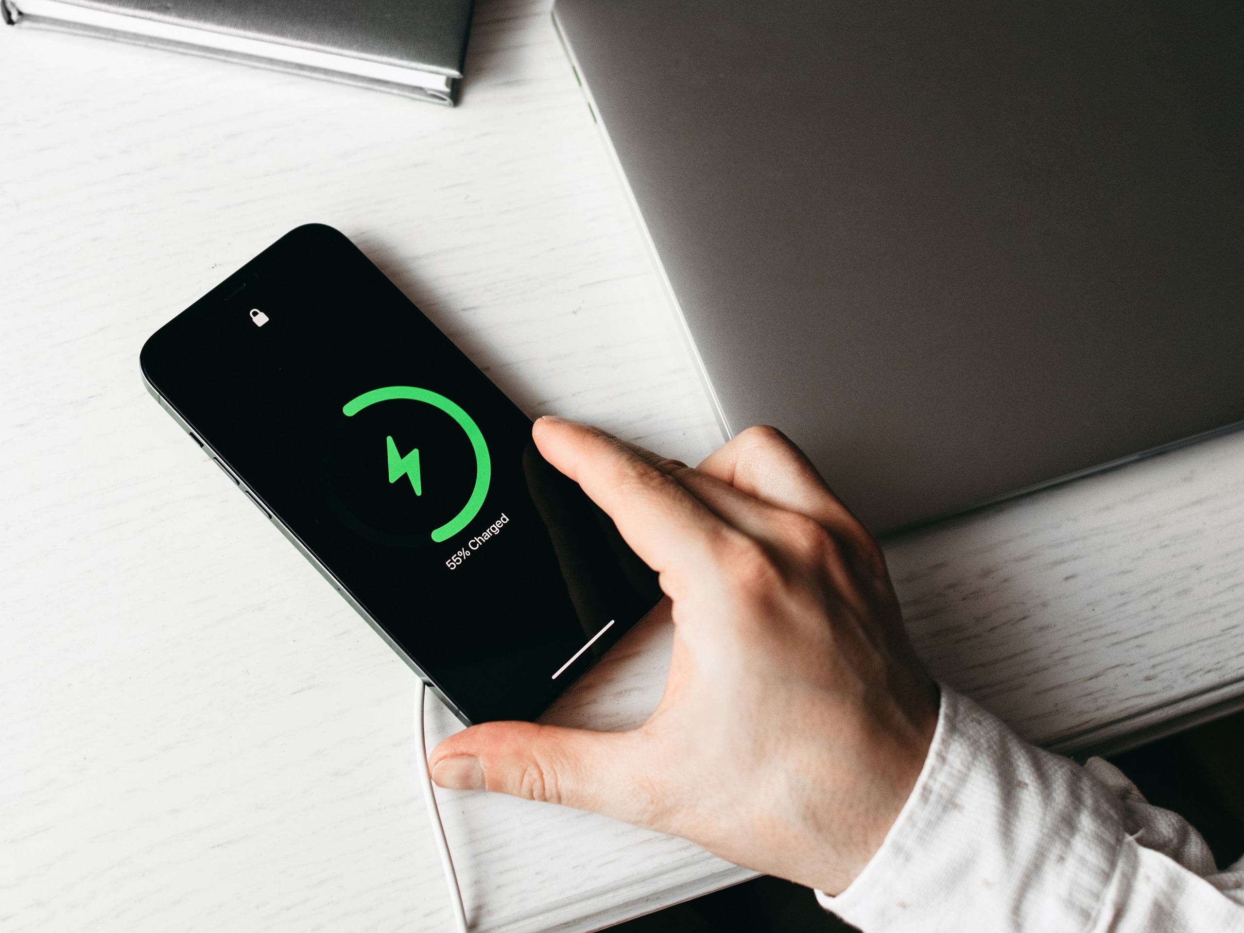iPhone sắp 'lên đời' với tính năng sạc pin 'cũ rích' của Android - Ảnh 1.