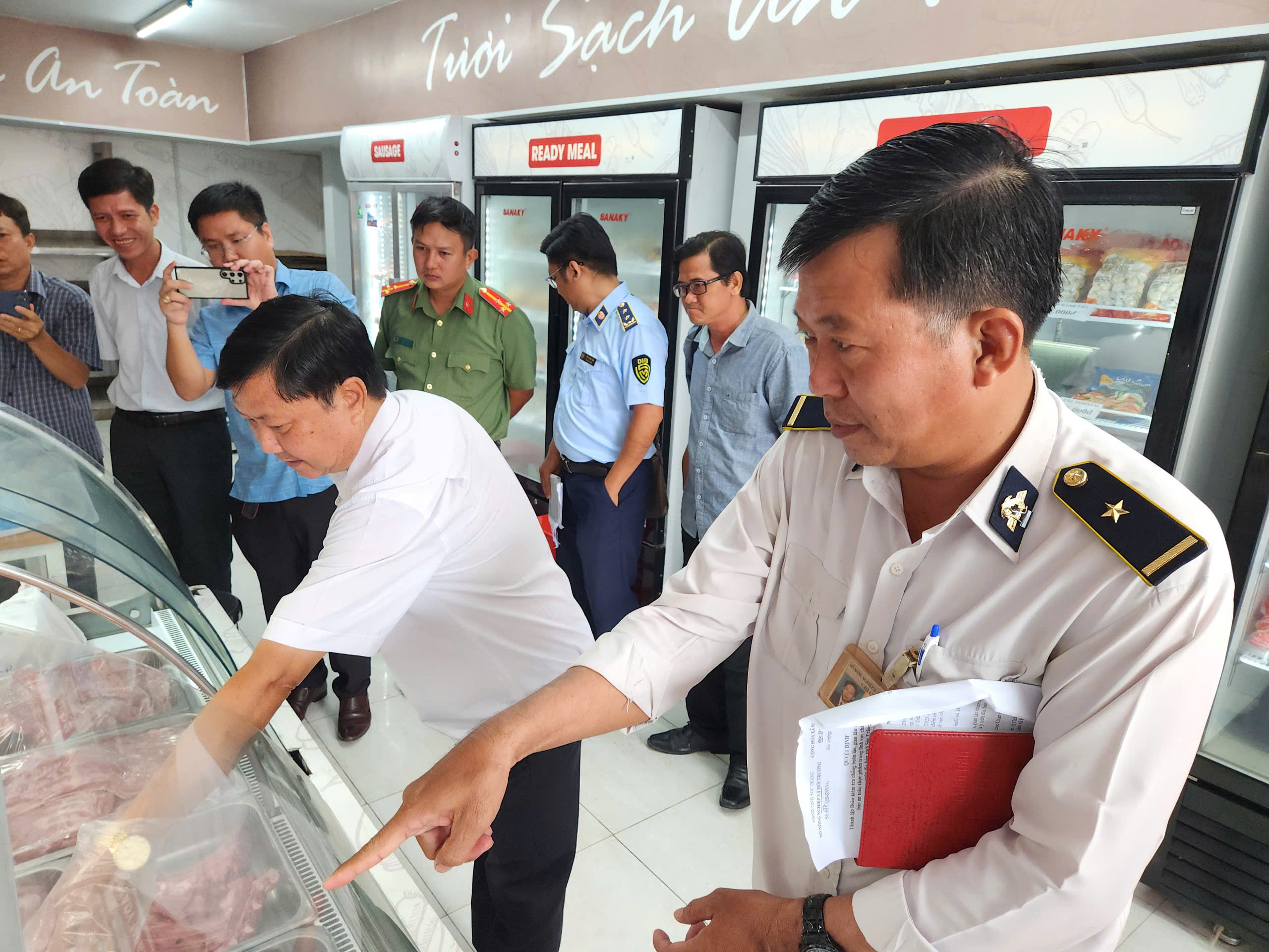 Kiểm tra đột xuất một cửa hàng kinh doanh thực phẩm ở Sóc Trăng - Ảnh 1.