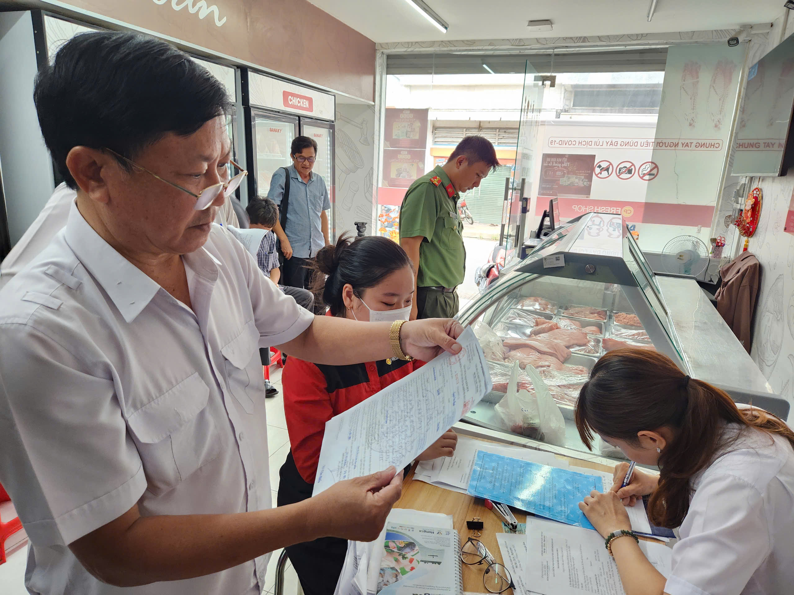 Kiểm tra đột xuất một cửa hàng kinh doanh thực phẩm ở Sóc Trăng - Ảnh 2.