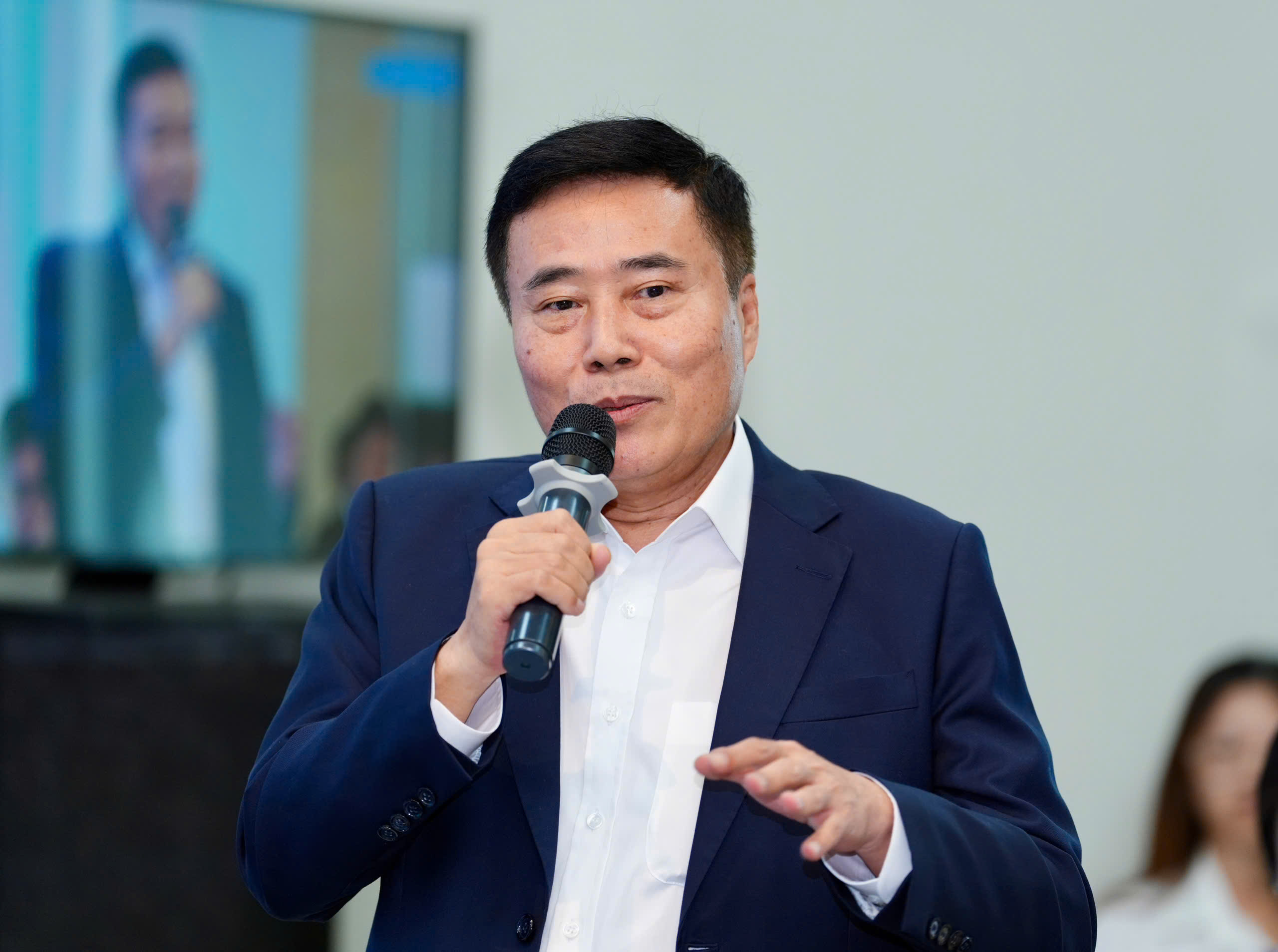 Doanh nghiệp muốn lớn mạnh nhưng vẫn còn bị 'trói' bởi thủ tục, lãi vay- Ảnh 1.