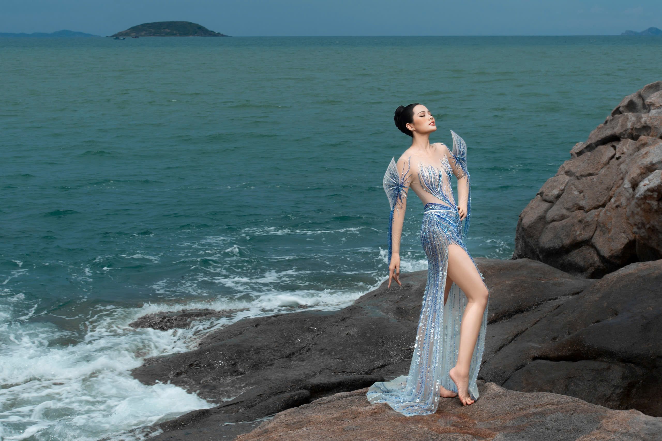 Hoa hậu Đinh Như Phương khoe đường cong nóng bỏng - Ảnh 8.