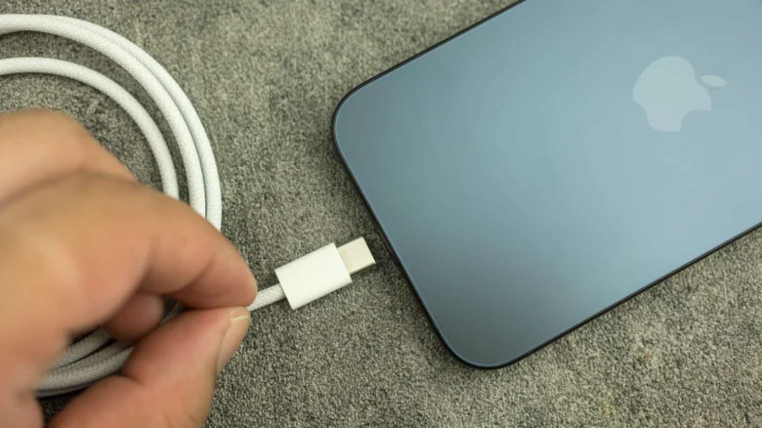 Có nên sạc nhờ iPhone nếu quên mang theo bộ sạc? - Ảnh 1.