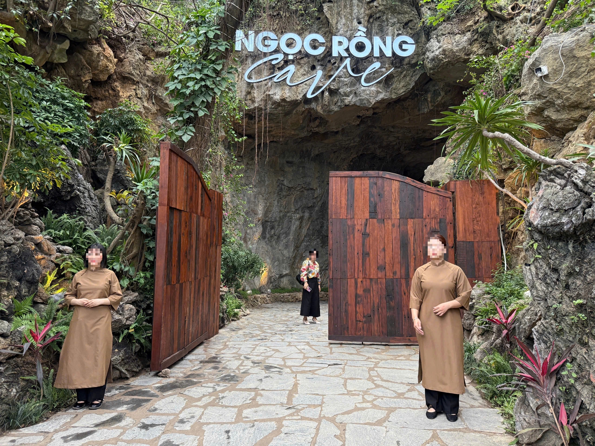 Hang Dơi biến thành nhà hàng sang trọng tại Quảng Ninh - Ảnh 1. Hang Dơi biến thành nhà hàng sang trọng tại Quảng Ninh - Ảnh 1.
