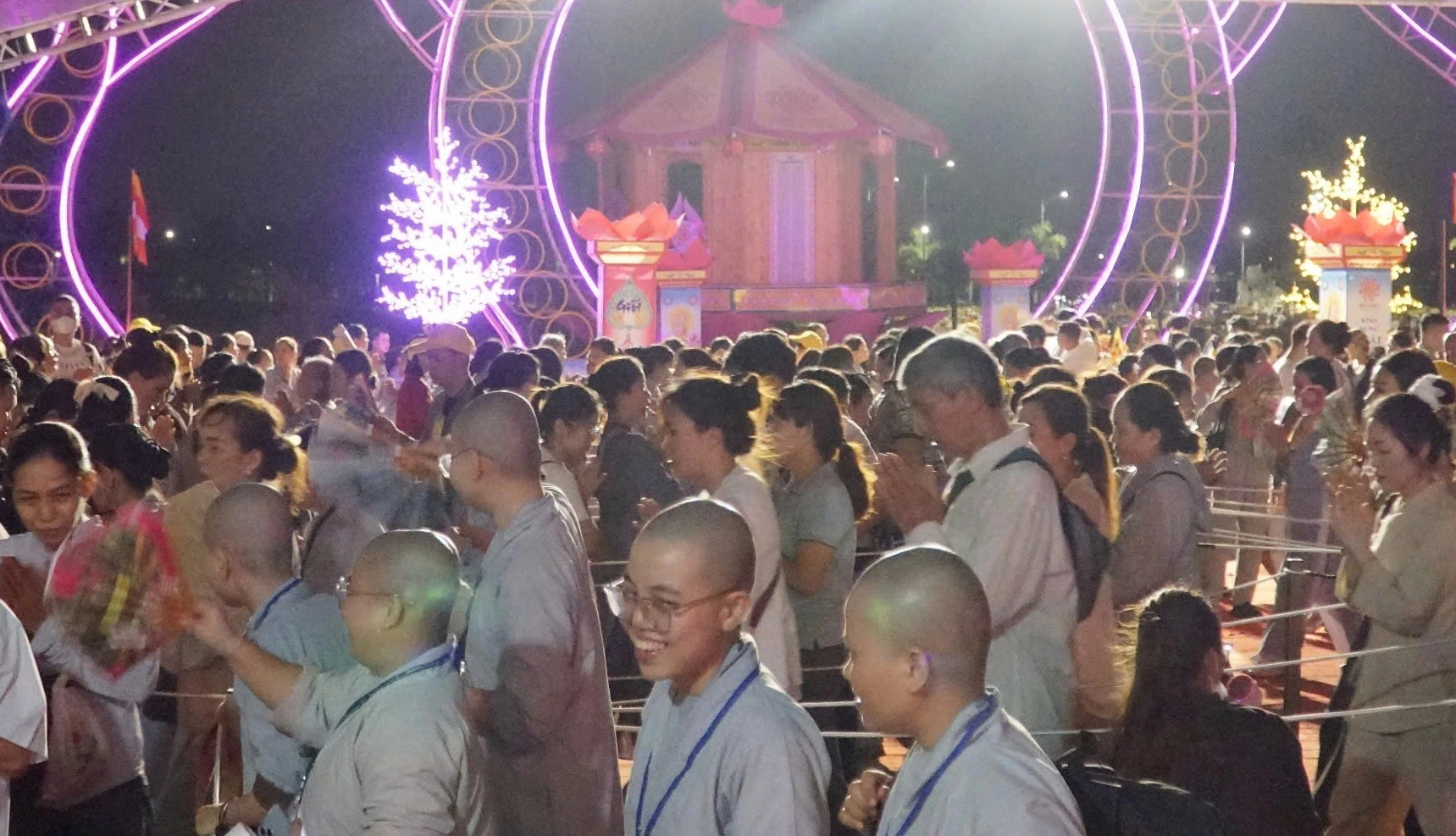 Xuyên đêm đội mưa chiêm bái xá lợi Phật: ‘Mọi giông bão đời thường đều lắng lại’ Xuyên đêm đội mưa chiêm bái xá lợi Phật: ‘Mọi giông bão đời thường đều lắng lại’