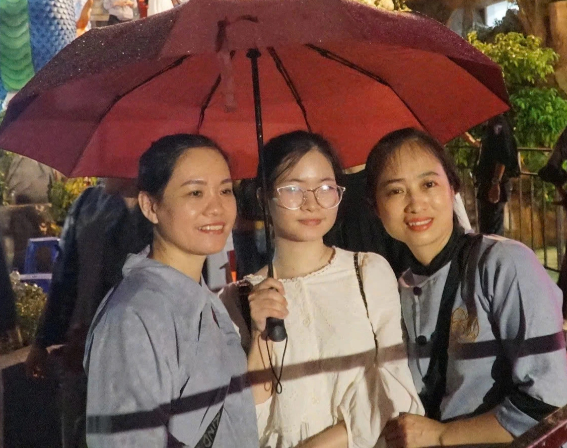 Dòng người đội mưa chiêm bái xá lợi Phật tại chùa Quán Thế Âm- Ảnh 5. Dòng người đội mưa chiêm bái xá lợi Phật tại chùa Quán Thế Âm- Ảnh 5.