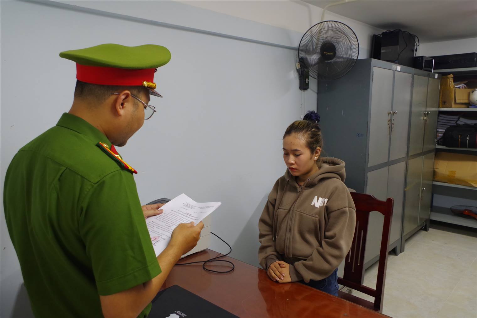 Giả danh nhà từ thiện, lừa đảo chiếm đoạt tiền của người có hoàn cảnh khó khăn- Ảnh 1.