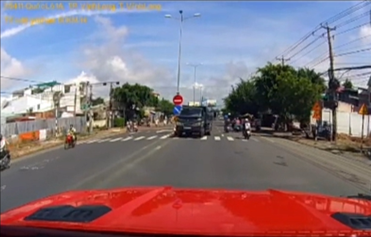 CSGT xác minh clip ô tô tải chạy ngược chiều trên QL1- Ảnh 1.