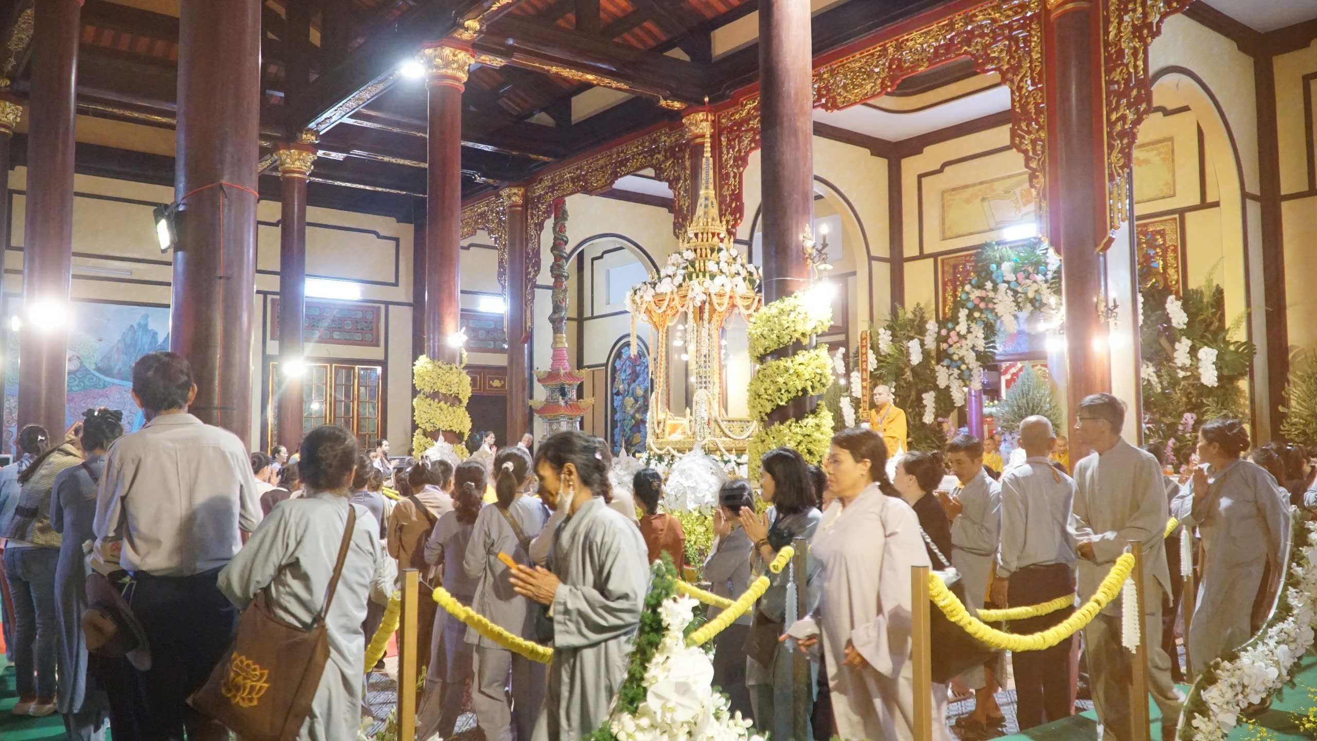 Dòng người đội mưa chiêm bái xá lợi Phật tại chùa Quán Thế Âm- Ảnh 9. Dòng người đội mưa chiêm bái xá lợi Phật tại chùa Quán Thế Âm- Ảnh 9.