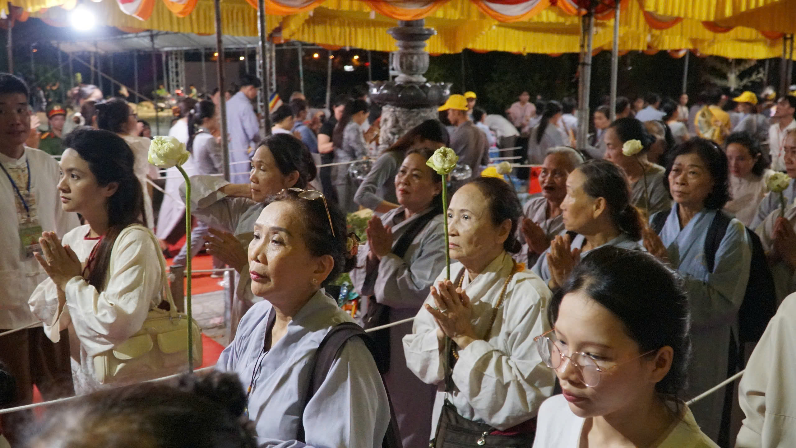 Dòng người đội mưa chiêm bái xá lợi Phật tại chùa Quán Thế Âm- Ảnh 2. Dòng người đội mưa chiêm bái xá lợi Phật tại chùa Quán Thế Âm- Ảnh 2.