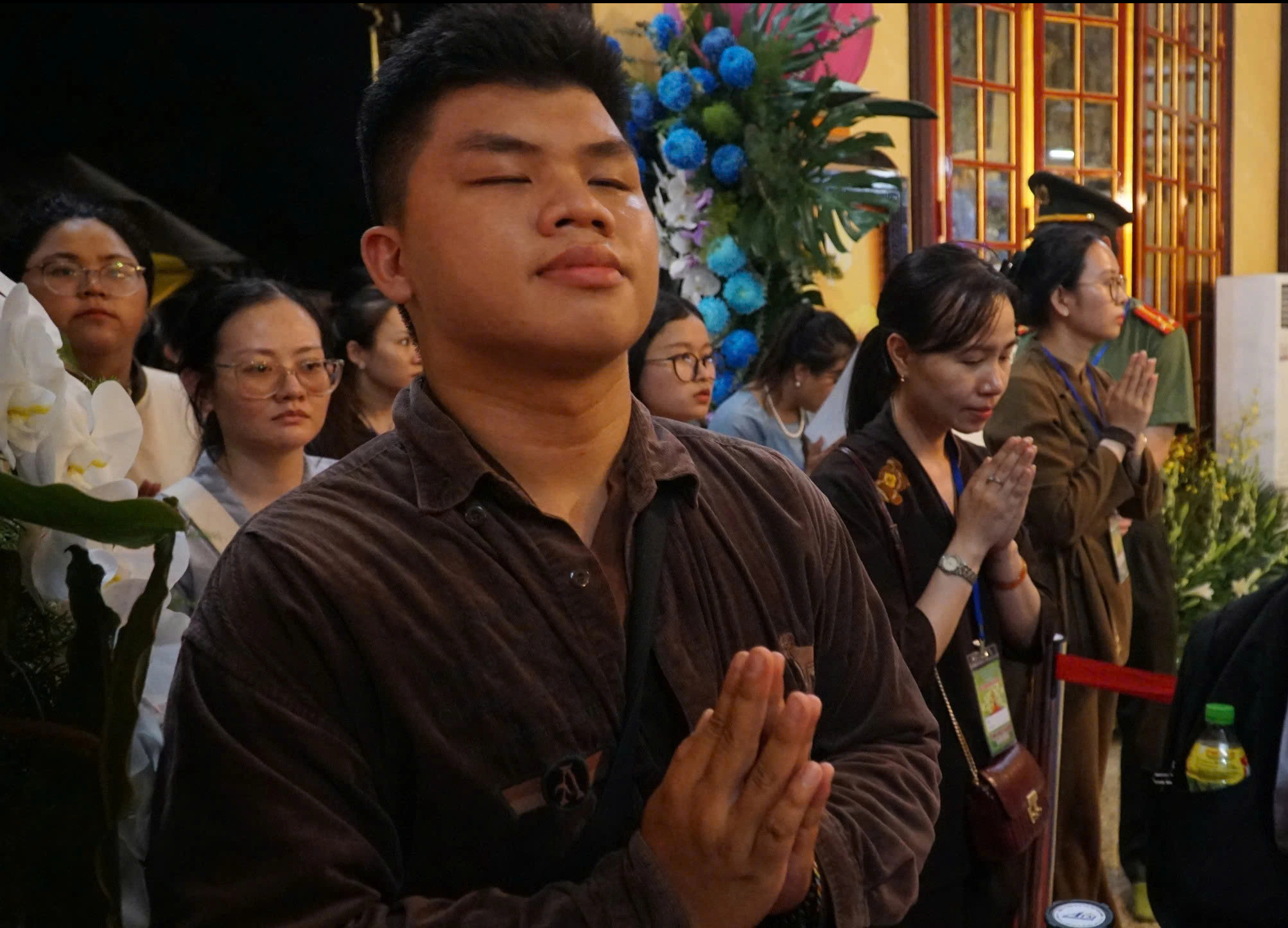 Dòng người đội mưa chiêm bái xá lợi Phật tại chùa Quán Thế Âm- Ảnh 7. Dòng người đội mưa chiêm bái xá lợi Phật tại chùa Quán Thế Âm- Ảnh 7.