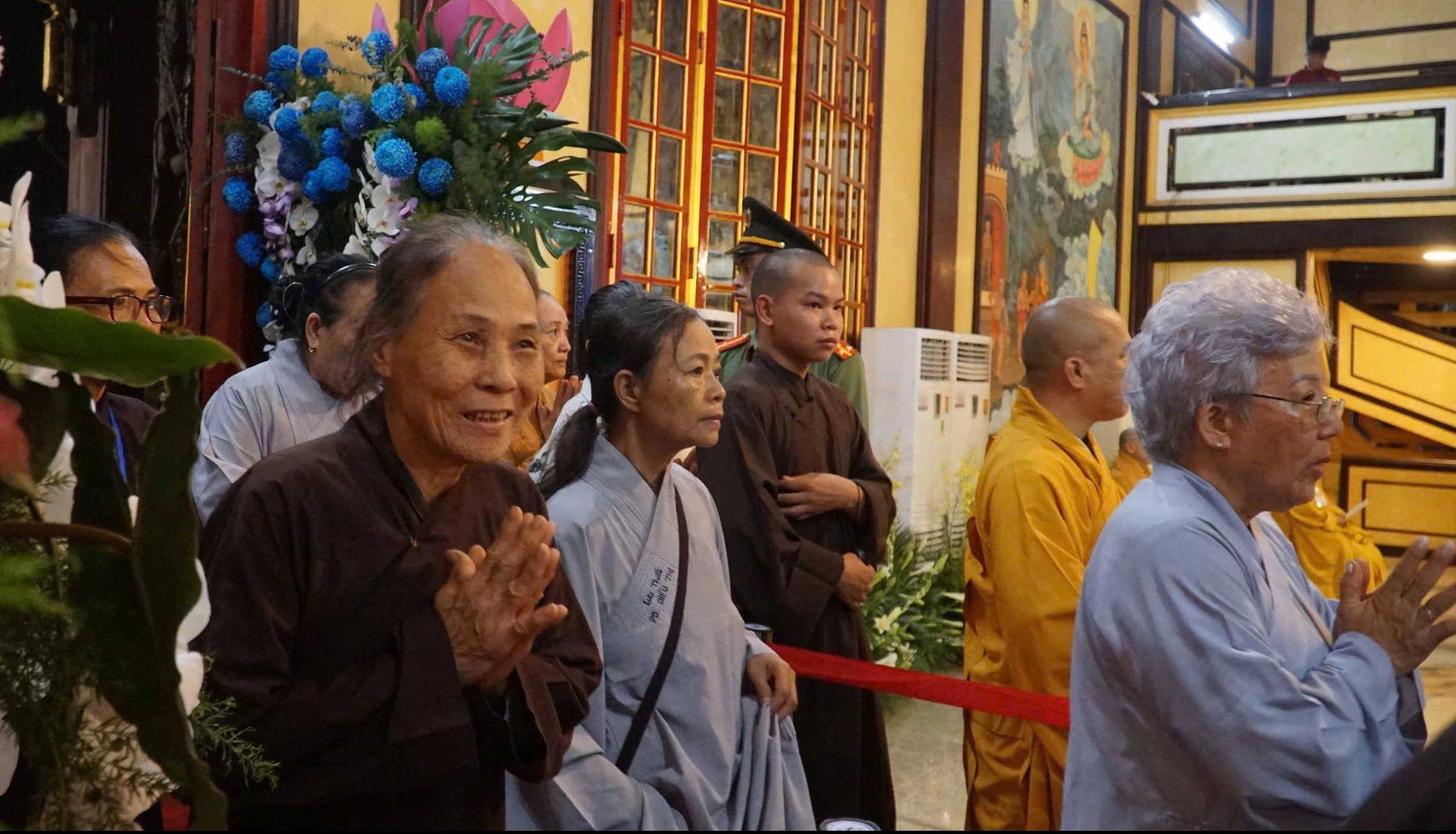 Dòng người đội mưa chiêm bái xá lợi Phật tại chùa Quán Thế Âm- Ảnh 8. Dòng người đội mưa chiêm bái xá lợi Phật tại chùa Quán Thế Âm- Ảnh 8.