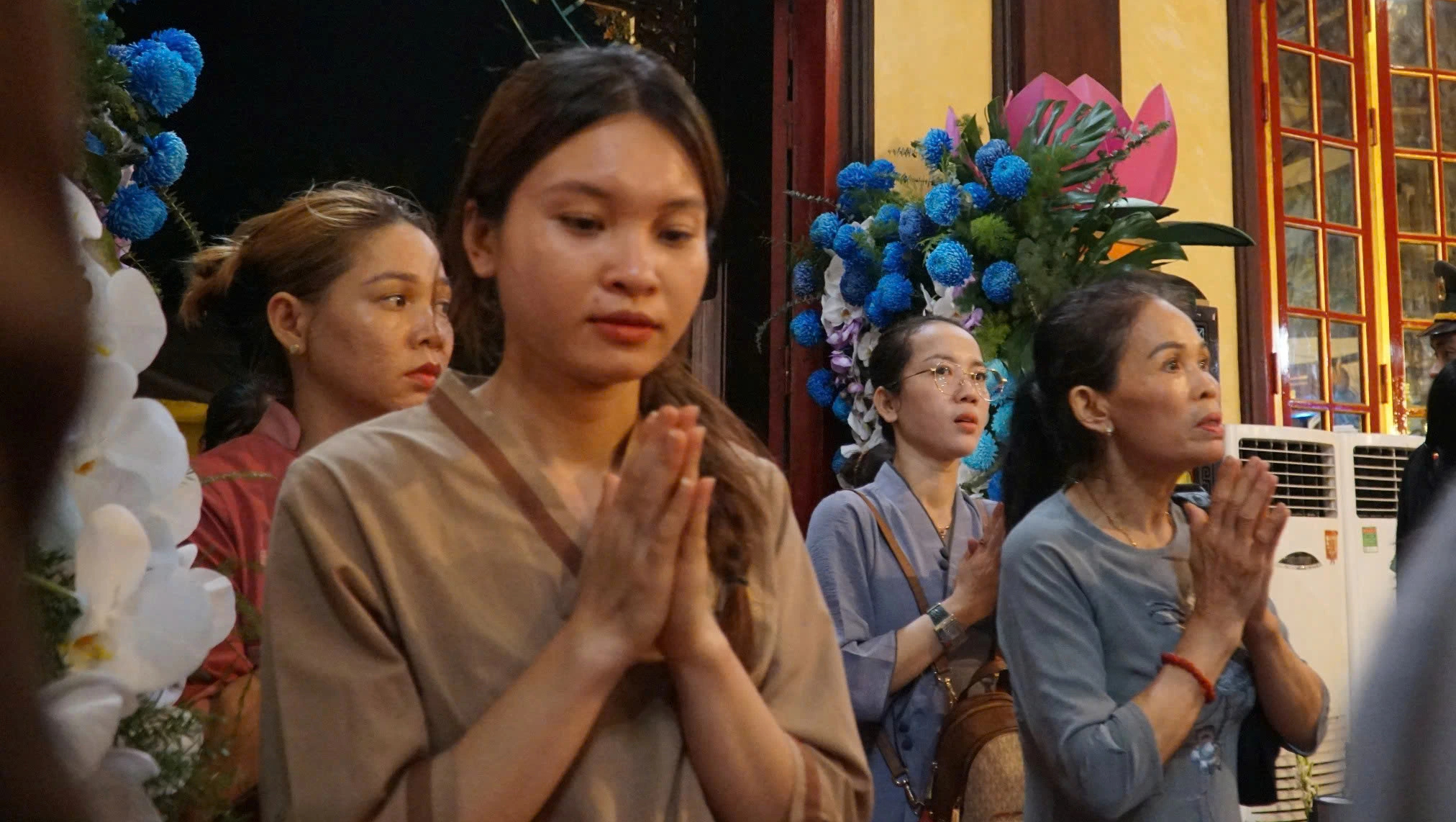 Dòng người đội mưa chiêm bái xá lợi Phật tại chùa Quán Thế Âm- Ảnh 6. Dòng người đội mưa chiêm bái xá lợi Phật tại chùa Quán Thế Âm- Ảnh 6.