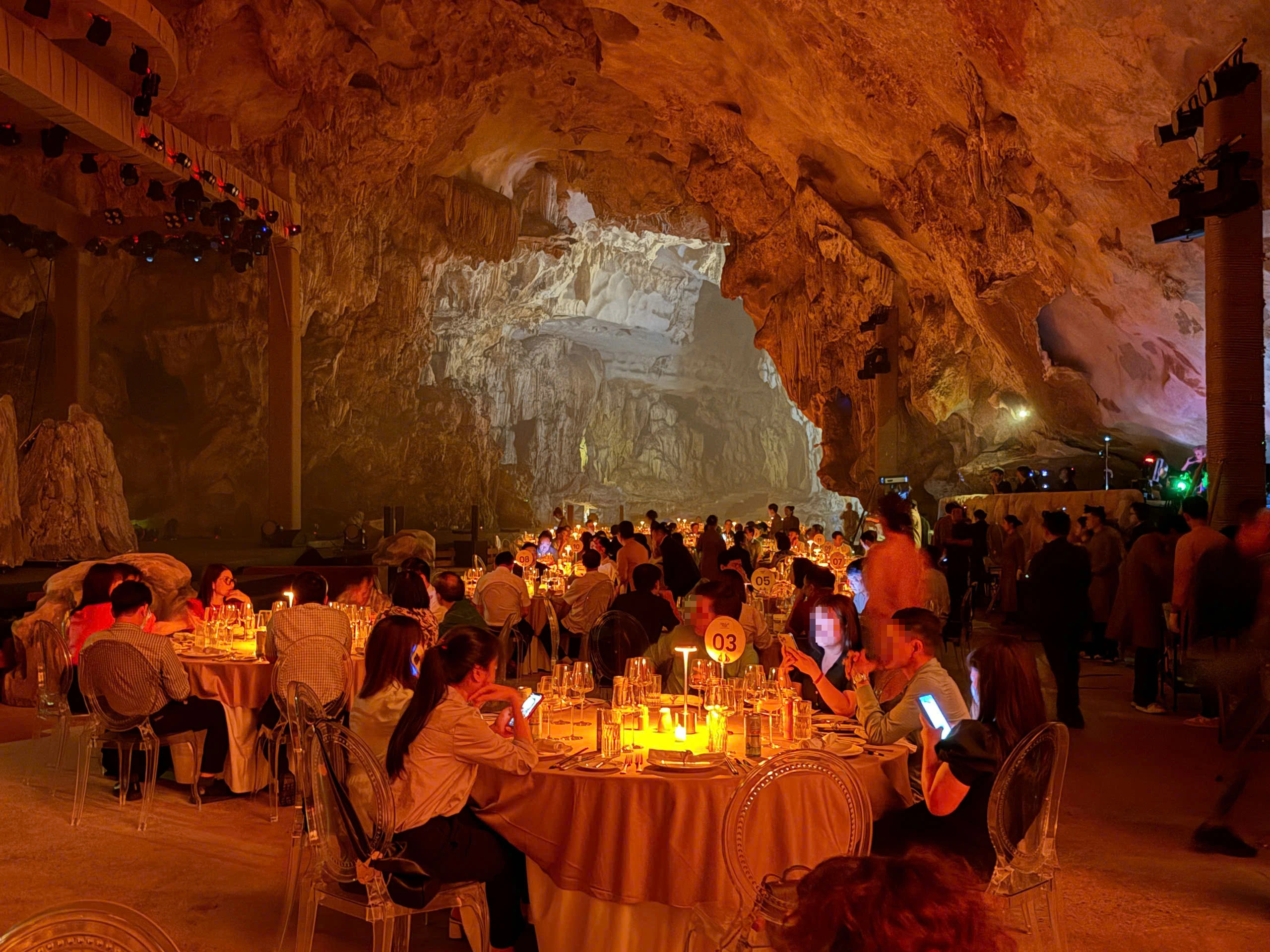 Hang Dơi biến thành nhà hàng sang trọng tại Quảng Ninh - Ảnh 4. Hang Dơi biến thành nhà hàng sang trọng tại Quảng Ninh - Ảnh 4.