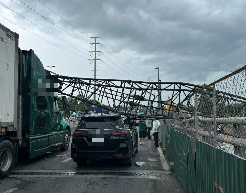 TP.HCM: Cần cẩu ngã đè 2 ô tô trên cầu vượt Mỹ Thủy - Ảnh 1.