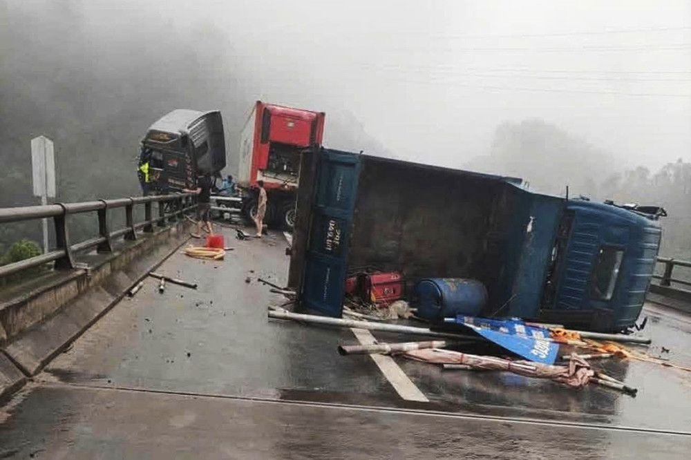 Tai nạn liên hoàn trên cao tốc Nội Bài - Lào Cai , cabin xe đầu kéo treo lơ lửng - Ảnh 1. Tai nạn liên hoàn trên cao tốc Nội Bài - Lào Cai , cabin xe đầu kéo treo lơ lửng - Ảnh 1.