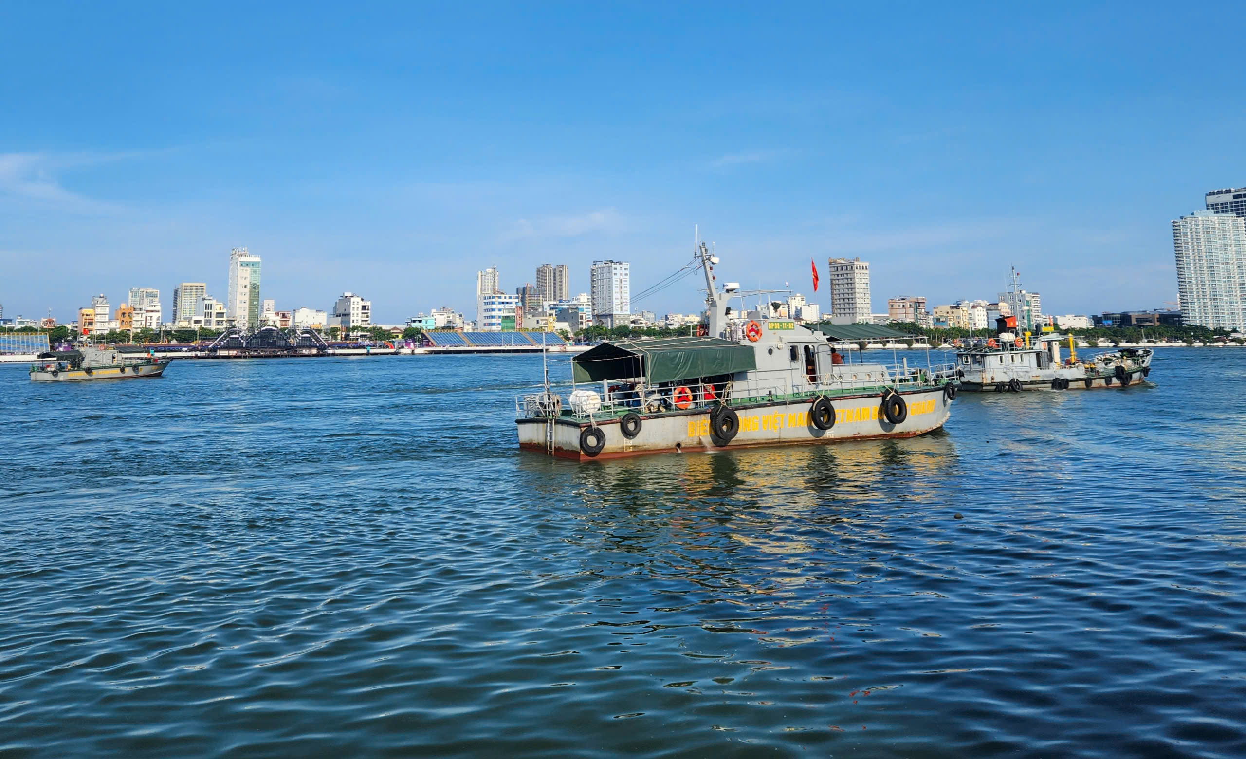 Đà Nẵng trước giờ khai mạc pháo hoa: Huy động tổng lực quân sự vào vị trí - Ảnh 1.