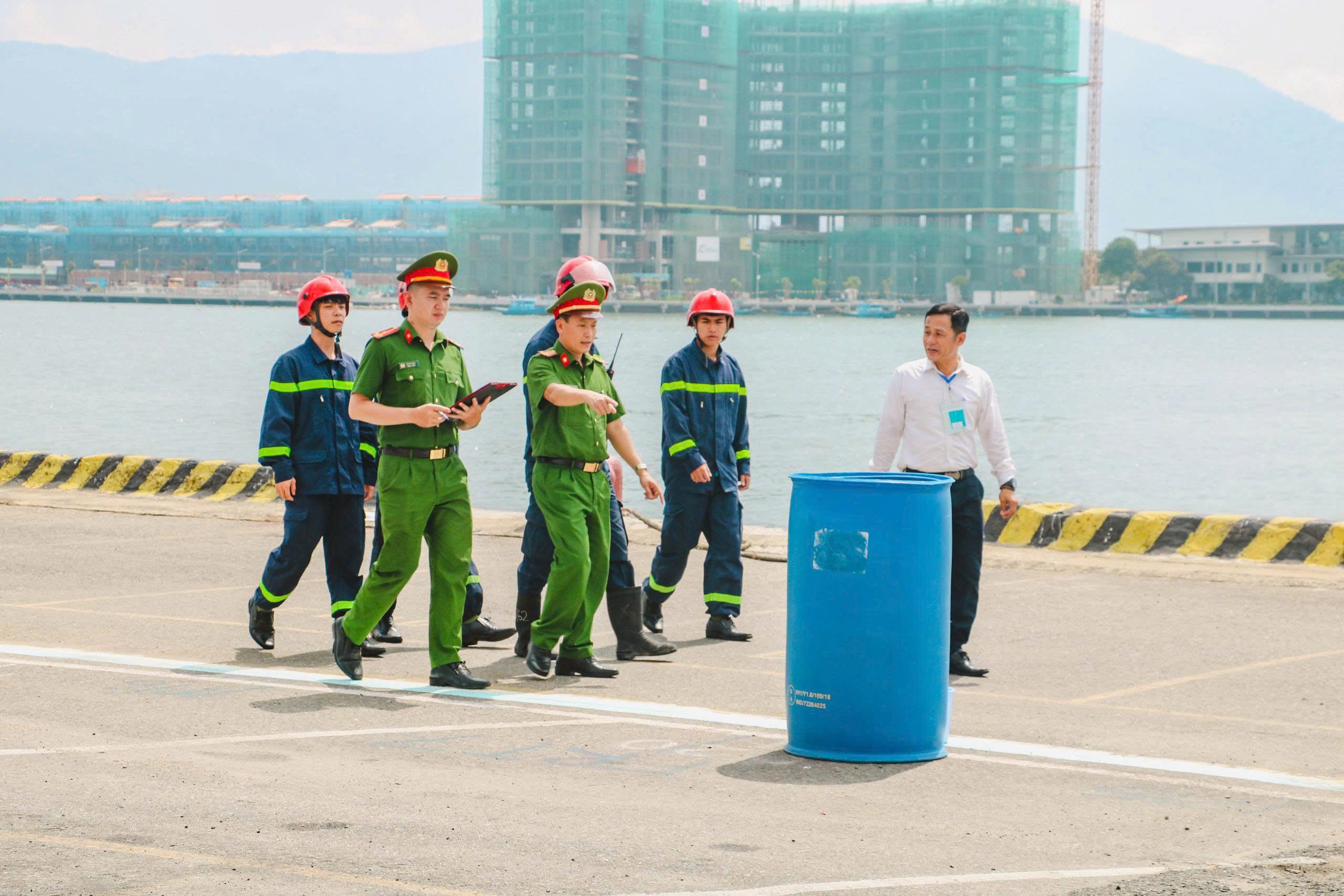 Đà Nẵng trước giờ khai mạc pháo hoa: Huy động tổng lực quân sự vào vị trí - Ảnh 11.