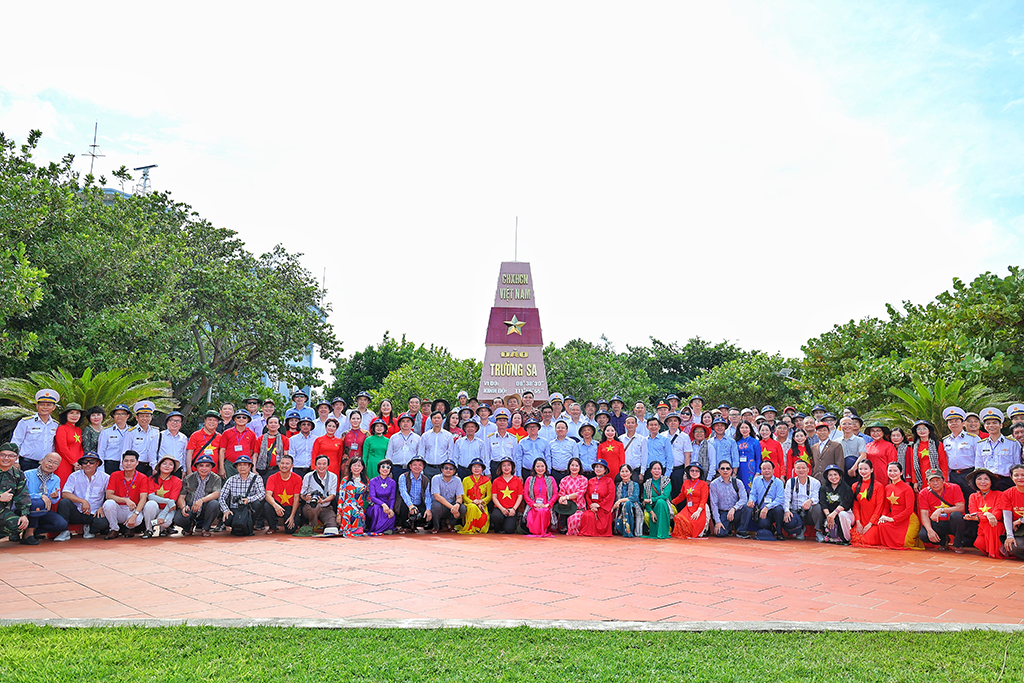 Hành trình đặc biệt của 100 nhà báo tới Trường Sa - Ảnh 1. Hành trình đặc biệt của 100 nhà báo tới Trường Sa - Ảnh 1.