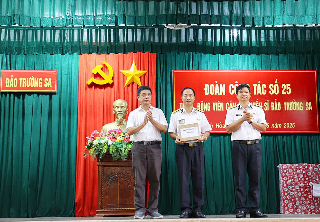 Hành trình đặc biệt của 100 nhà báo tới Trường Sa - Ảnh 4. Hành trình đặc biệt của 100 nhà báo tới Trường Sa - Ảnh 3.