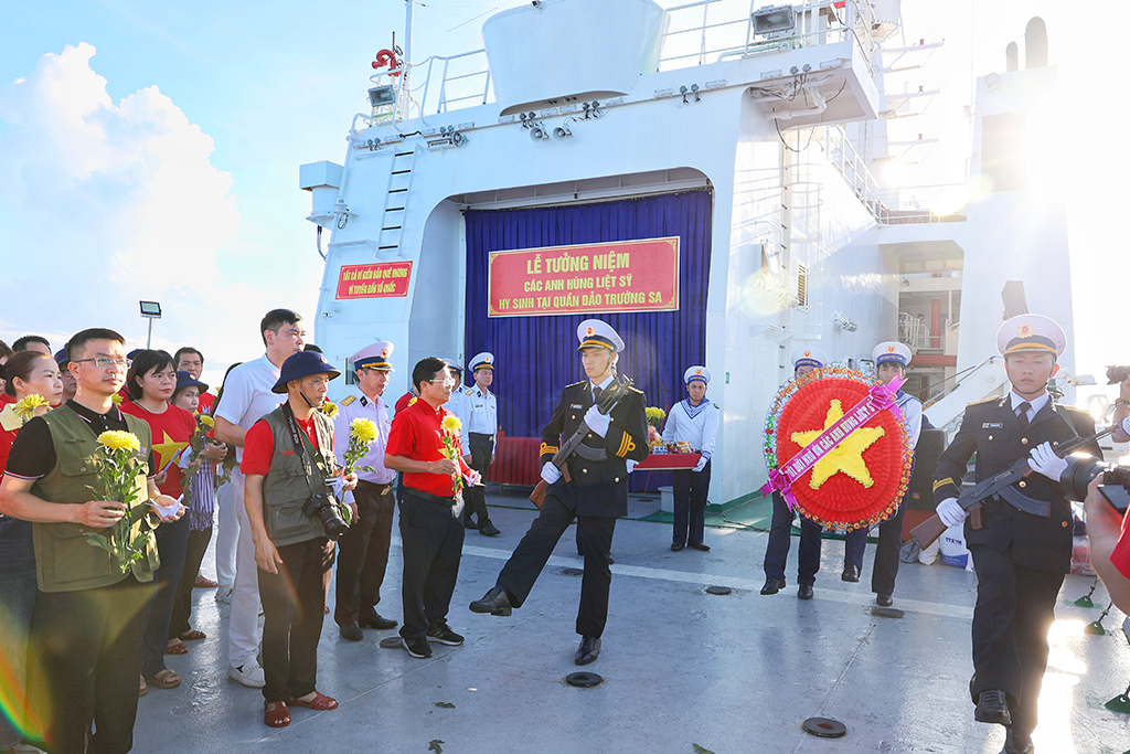 Hành trình đặc biệt của 100 nhà báo tới Trường Sa - Ảnh 7. Hành trình đặc biệt của 100 nhà báo tới Trường Sa - Ảnh 6.