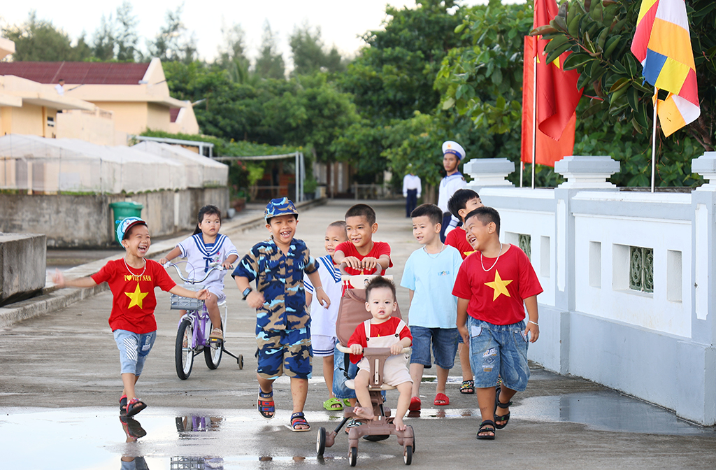 Hành trình đặc biệt của 100 nhà báo tới Trường Sa - Ảnh 8. Hành trình đặc biệt của 100 nhà báo tới Trường Sa - Ảnh 7.