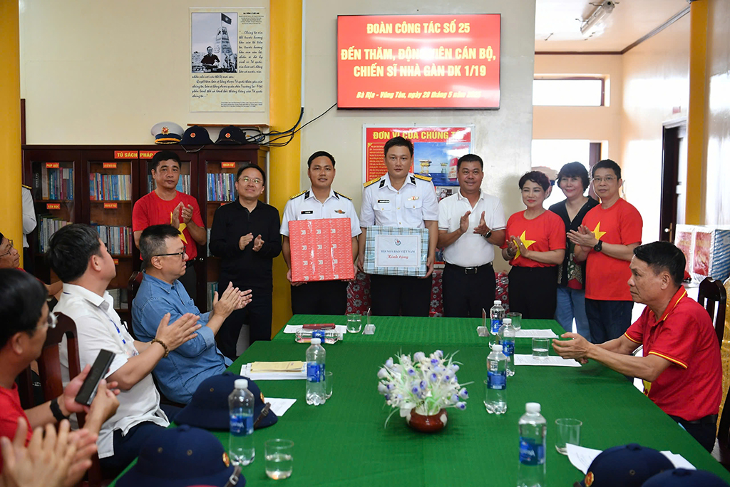 Hành trình đặc biệt của 100 nhà báo tới Trường Sa - Ảnh 11. Hành trình đặc biệt của 100 nhà báo tới Trường Sa - Ảnh 10.