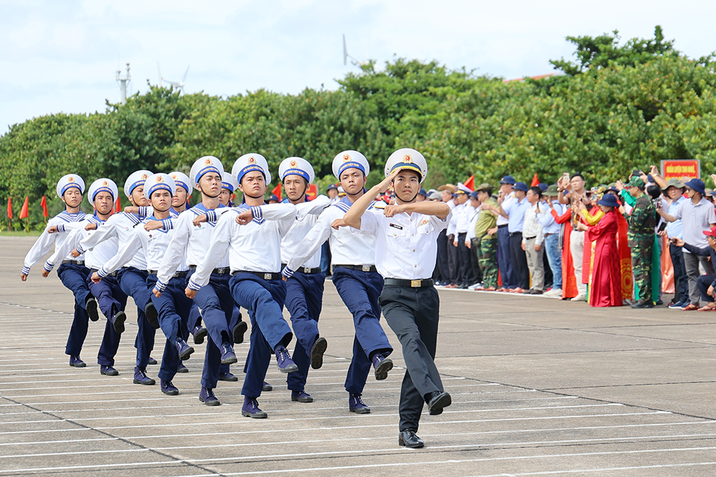 Hành trình đặc biệt của 100 nhà báo tới Trường Sa - Ảnh 15. Hành trình đặc biệt của 100 nhà báo tới Trường Sa - Ảnh 13.