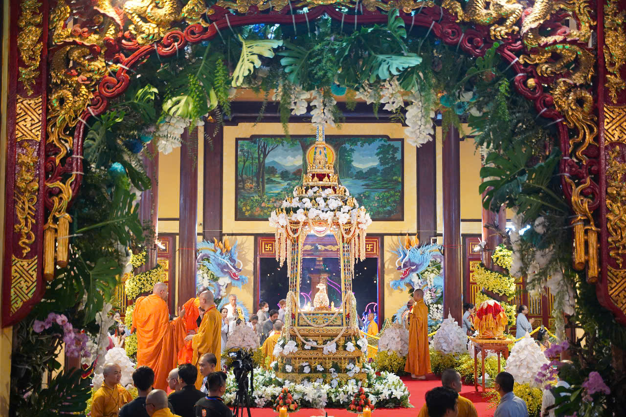 Dòng người đội mưa chiêm bái xá lợi Phật tại chùa Quán Thế Âm- Ảnh 12. Dòng người đội mưa chiêm bái xá lợi Phật tại chùa Quán Thế Âm- Ảnh 12.