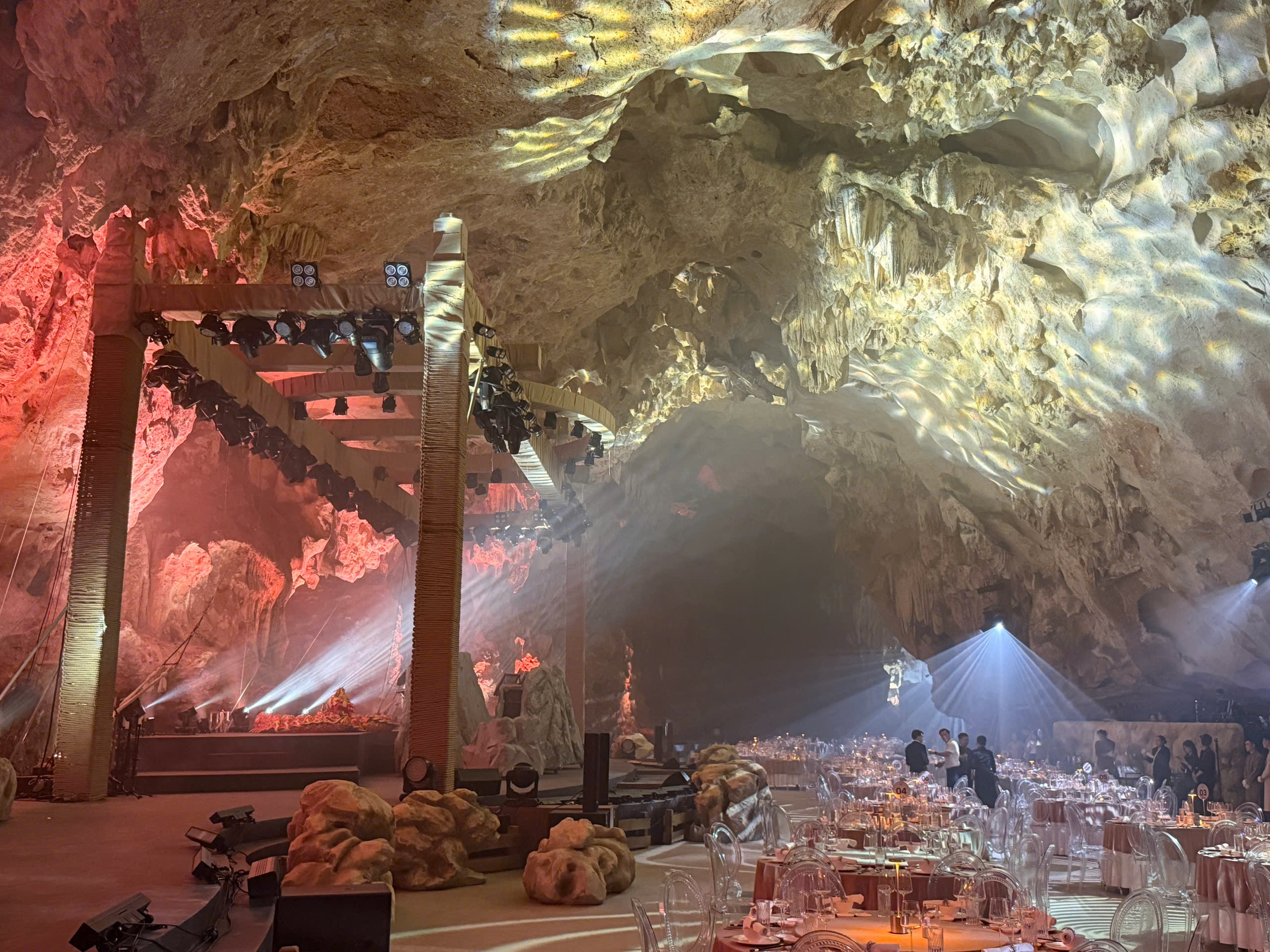 Hang Dơi biến thành nhà hàng sang trọng tại Quảng Ninh - Ảnh 5. Hang Dơi biến thành nhà hàng sang trọng tại Quảng Ninh - Ảnh 5.