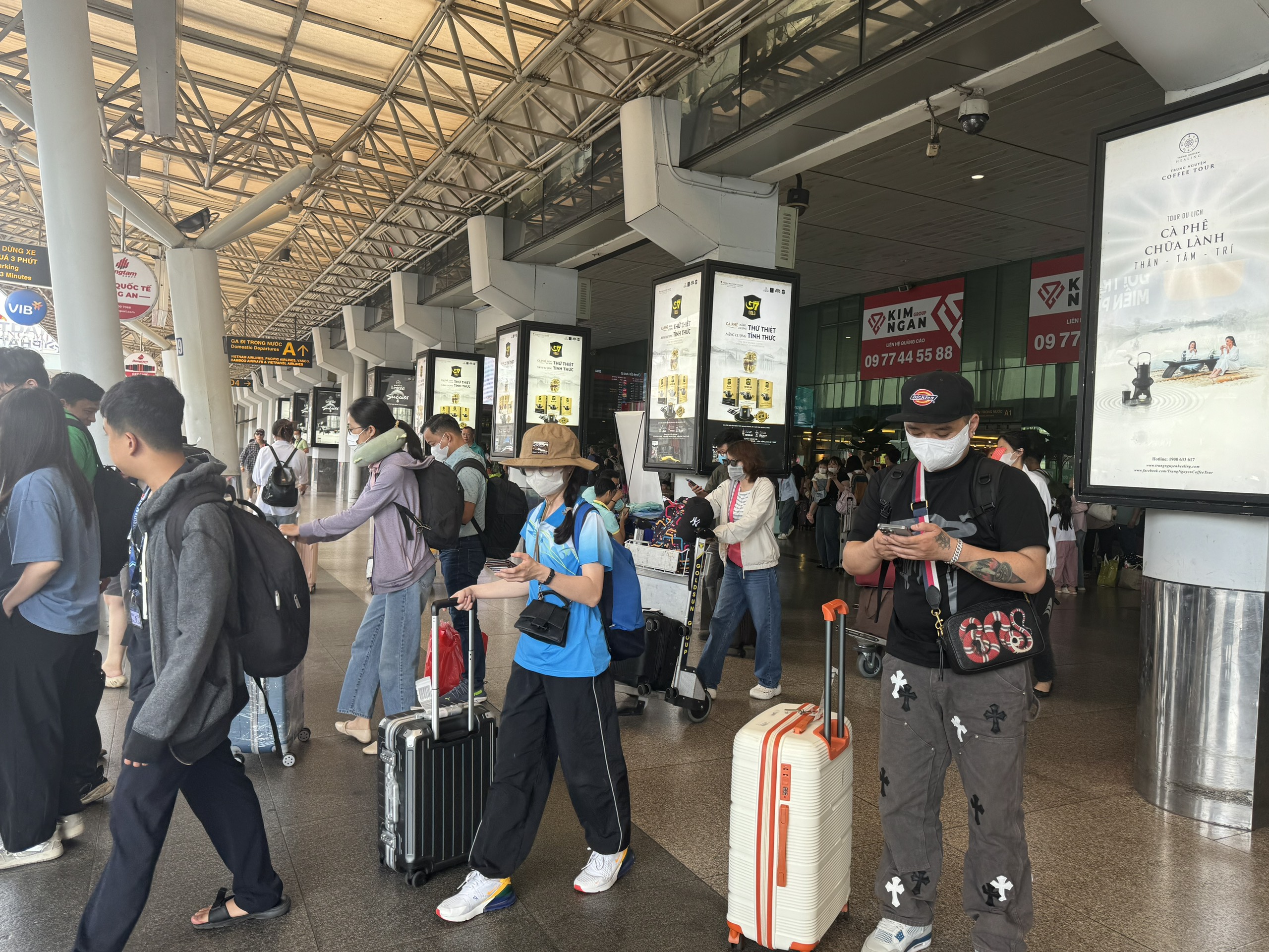 Ngày cuối kỳ nghỉ lễ 30.4: Sân bay Tân Sơn Nhất nhộn nhịp khách trở lại TP.HCM - Ảnh 5.