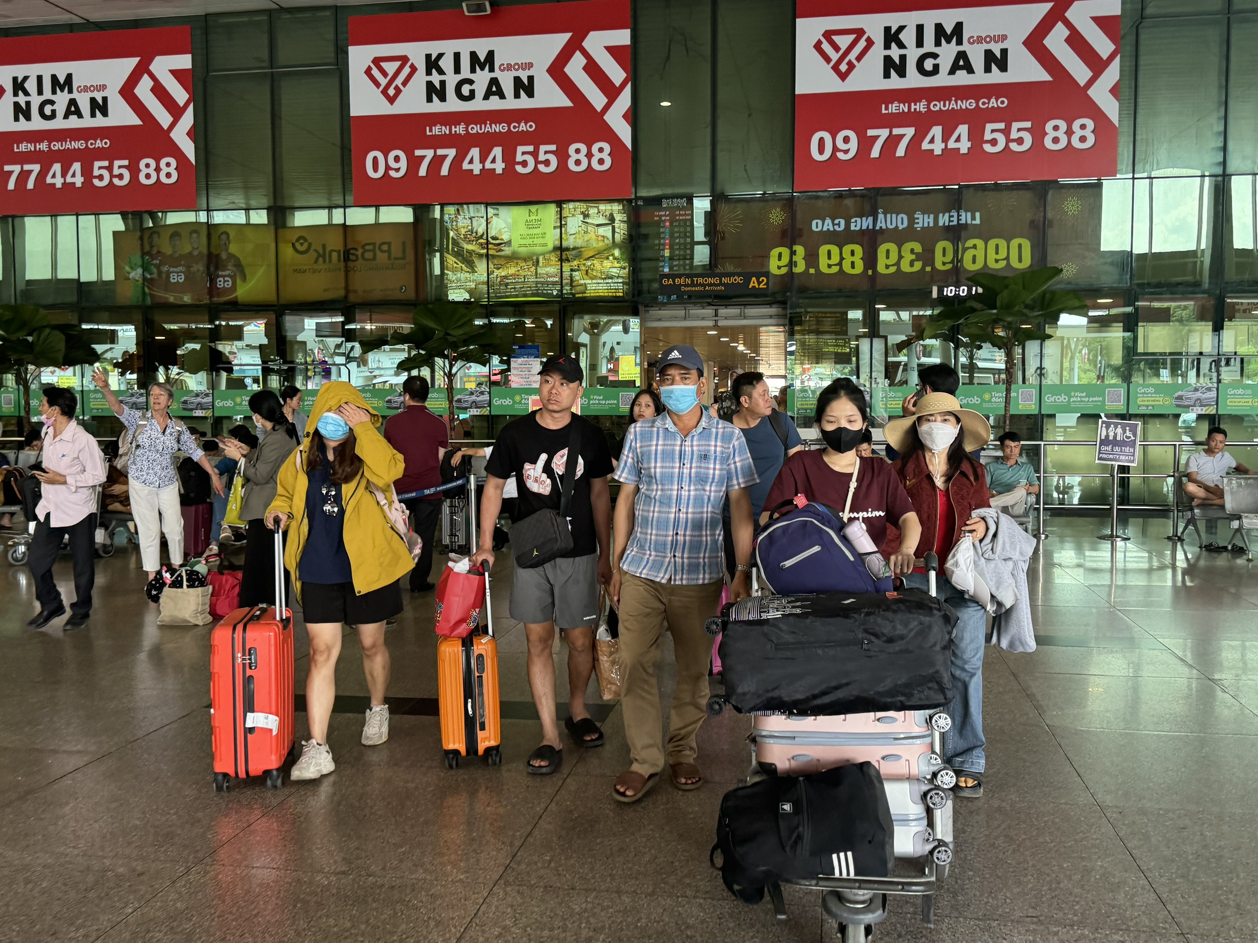 Ngày cuối kỳ nghỉ lễ 30.4: Sân bay Tân Sơn Nhất nhộn nhịp khách trở lại TP.HCM - Ảnh 7.