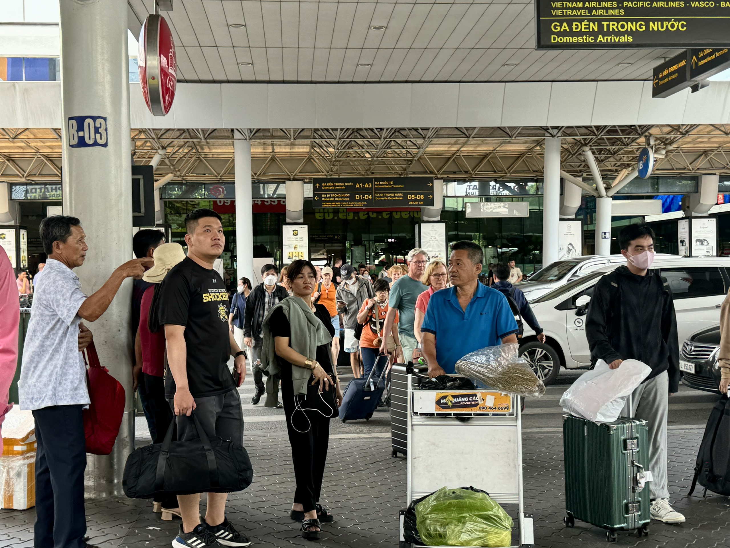 Ngày cuối kỳ nghỉ lễ 30.4: Sân bay Tân Sơn Nhất nhộn nhịp khách trở lại TP.HCM - Ảnh 1.