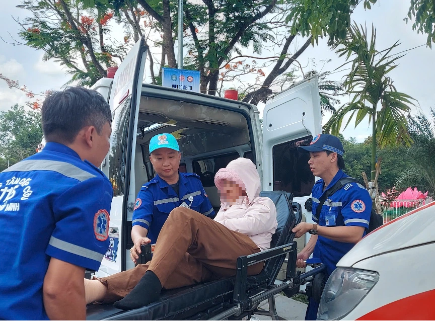 Nhiều người sốc nhiệt khi xếp hàng chờ chiêm bái xá lợi Phật tại chùa Thanh Tâm- Ảnh 1. Nhiều người sốc nhiệt khi xếp hàng chờ chiêm bái xá lợi Phật tại chùa Thanh Tâm- Ảnh 1.