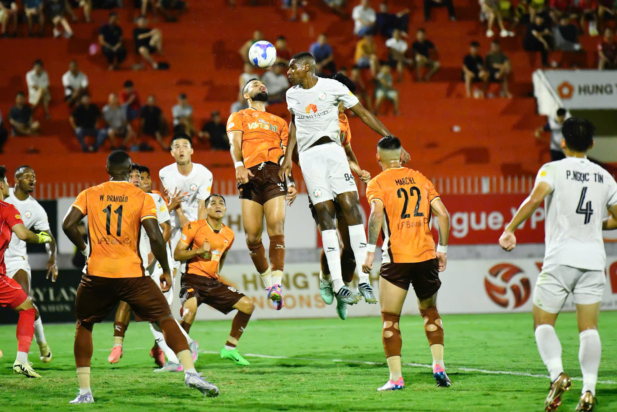 HAGL sáng cửa, Hải Phòng không còn nơm nớp: Nhưng cuộc chiến trụ hạng V-League vẫn dữ dội- Ảnh 3. HAGL sáng cửa, Hải Phòng không còn nơm nớp: Nhưng cuộc chiến trụ hạng V-League vẫn dữ dội- Ảnh 3.