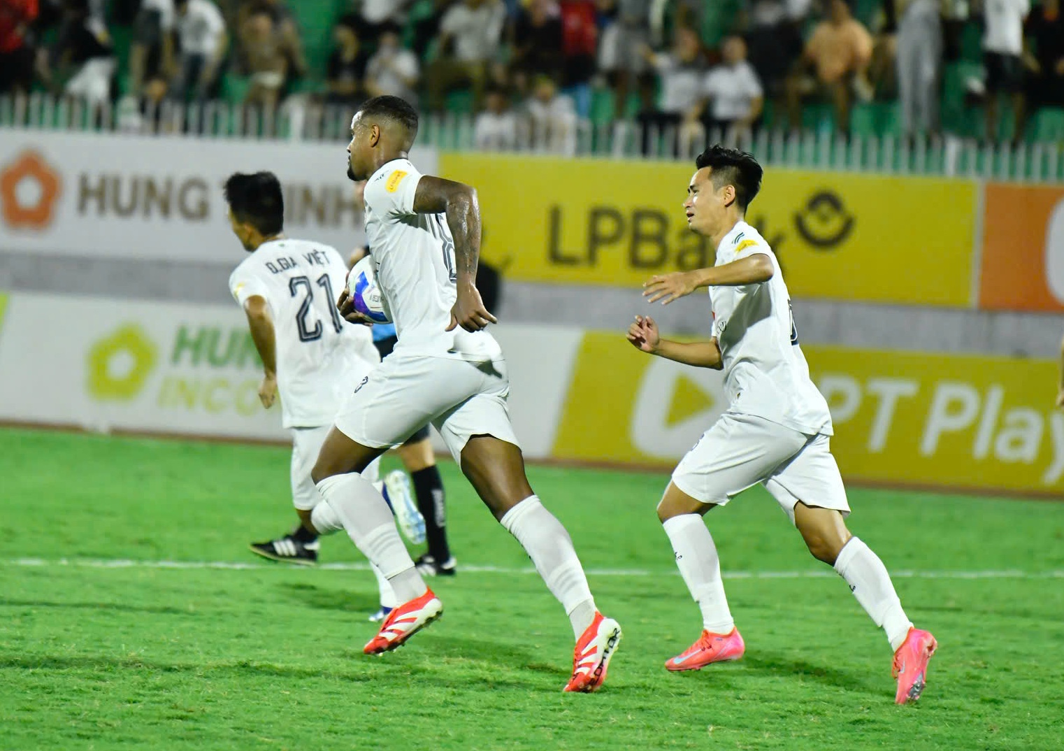 HAGL mất người, CLB B&igrave;nh Định lội ngược d&ograve;ng thắng ngoạn mục: Hồi sinh cơ hội trụ hạng- Ảnh 3.