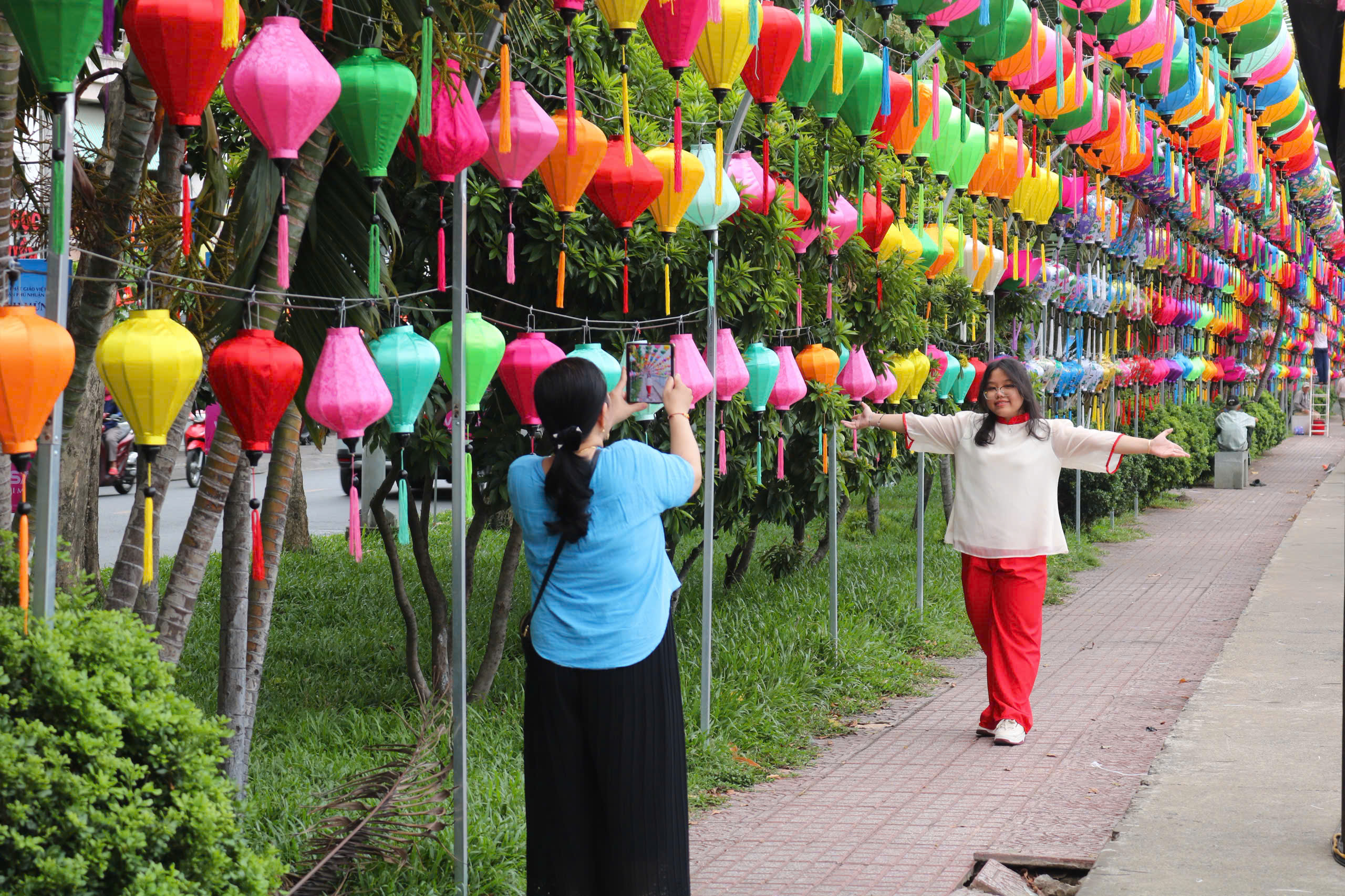 Con đường lồng đèn mới toanh giữa lòng TP.HCM trở thành địa điểm check-in thu hút- Ảnh 4.