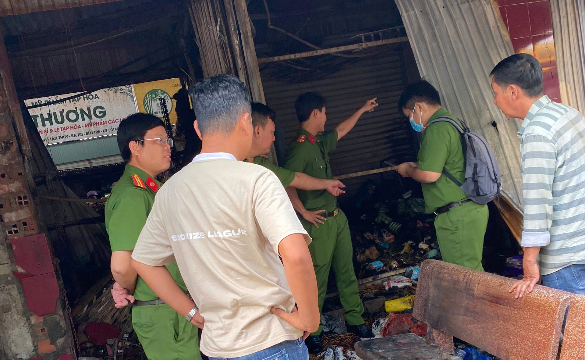 Bến Tre: Điều tra nguyên nhân vụ cháy lớn tại chợ Tân Bình - Ảnh 1.
