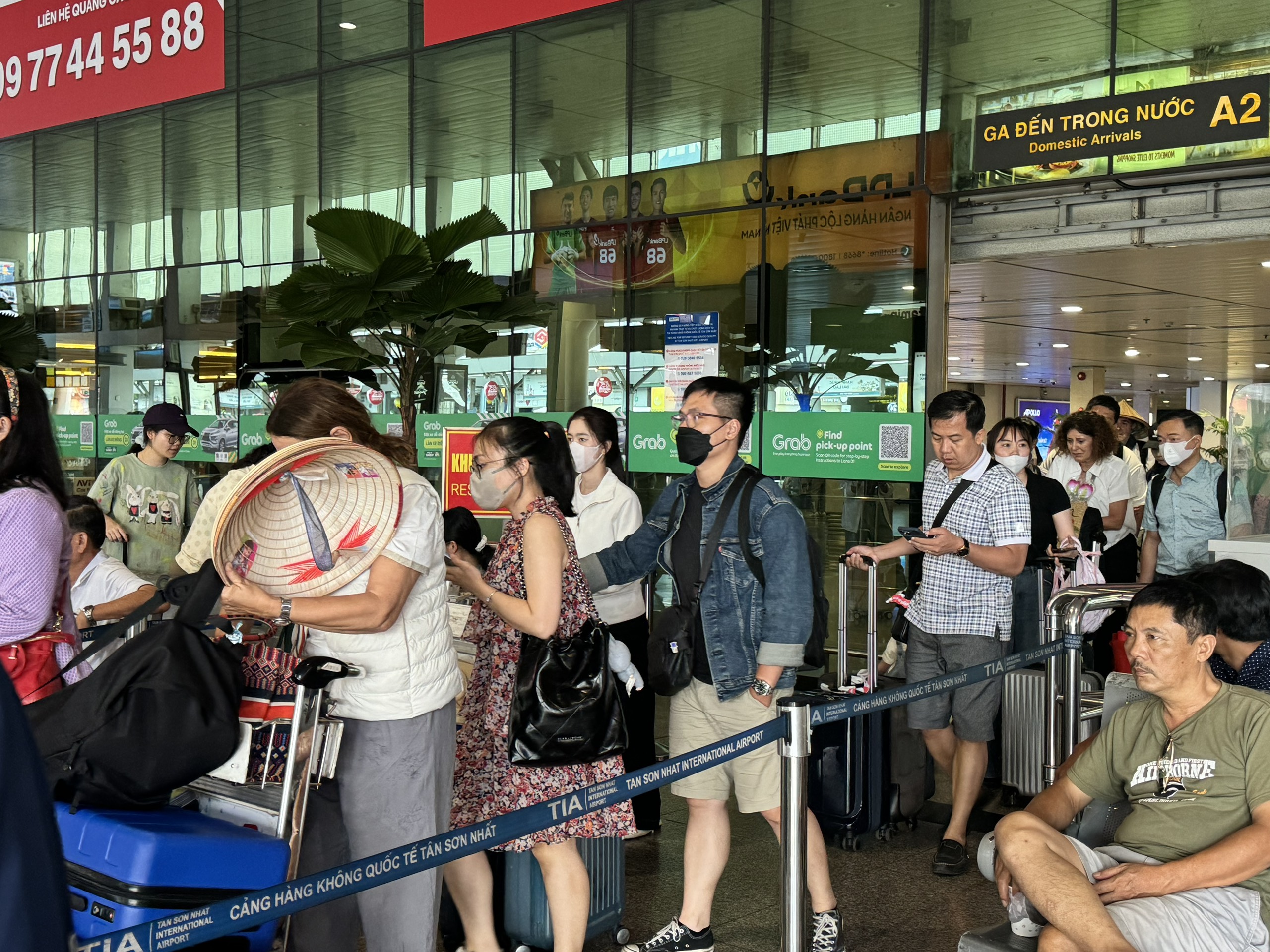 Ngày cuối kỳ nghỉ lễ 30.4: Sân bay Tân Sơn Nhất nhộn nhịp khách trở lại TP.HCM - Ảnh 6.