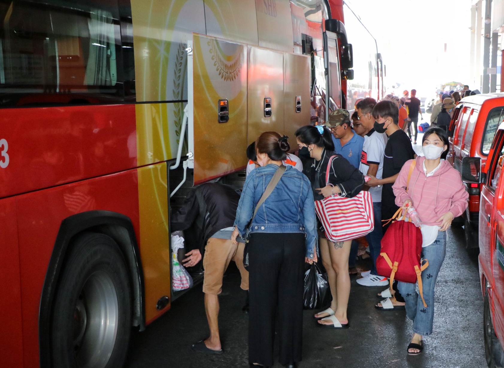 Ngày cuối nghỉ lễ: Hối hả người miền Tây trở lại TP.HCM đi làm trở lại - Ảnh 2.