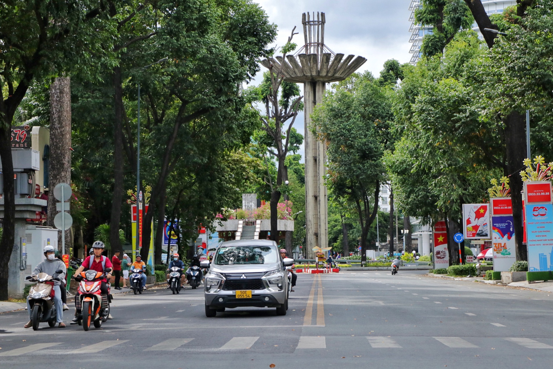 Ngày cuối nghỉ lễ 30.4 - 1.5: Khoảnh khắc thú vị ở trung tâm TP.HCM - Ảnh 13.