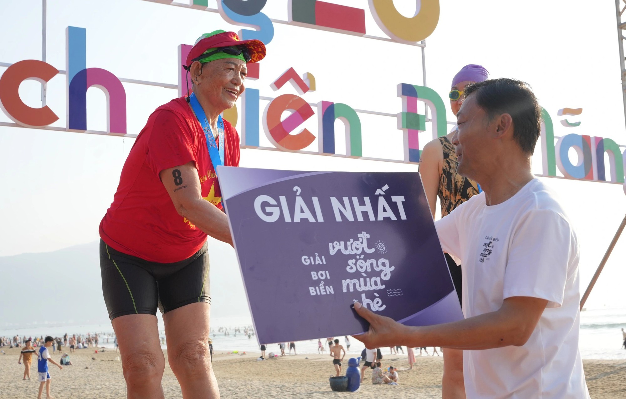 Cụ bà Phạm Thị Tỏai truyền cảm hứng thể thao cho thế hệ trẻ tại Đà Nẵng - Ảnh 1. Cụ bà Phạm Thị Tỏai truyền cảm hứng thể thao cho thế hệ trẻ tại Đà Nẵng - Ảnh 1.