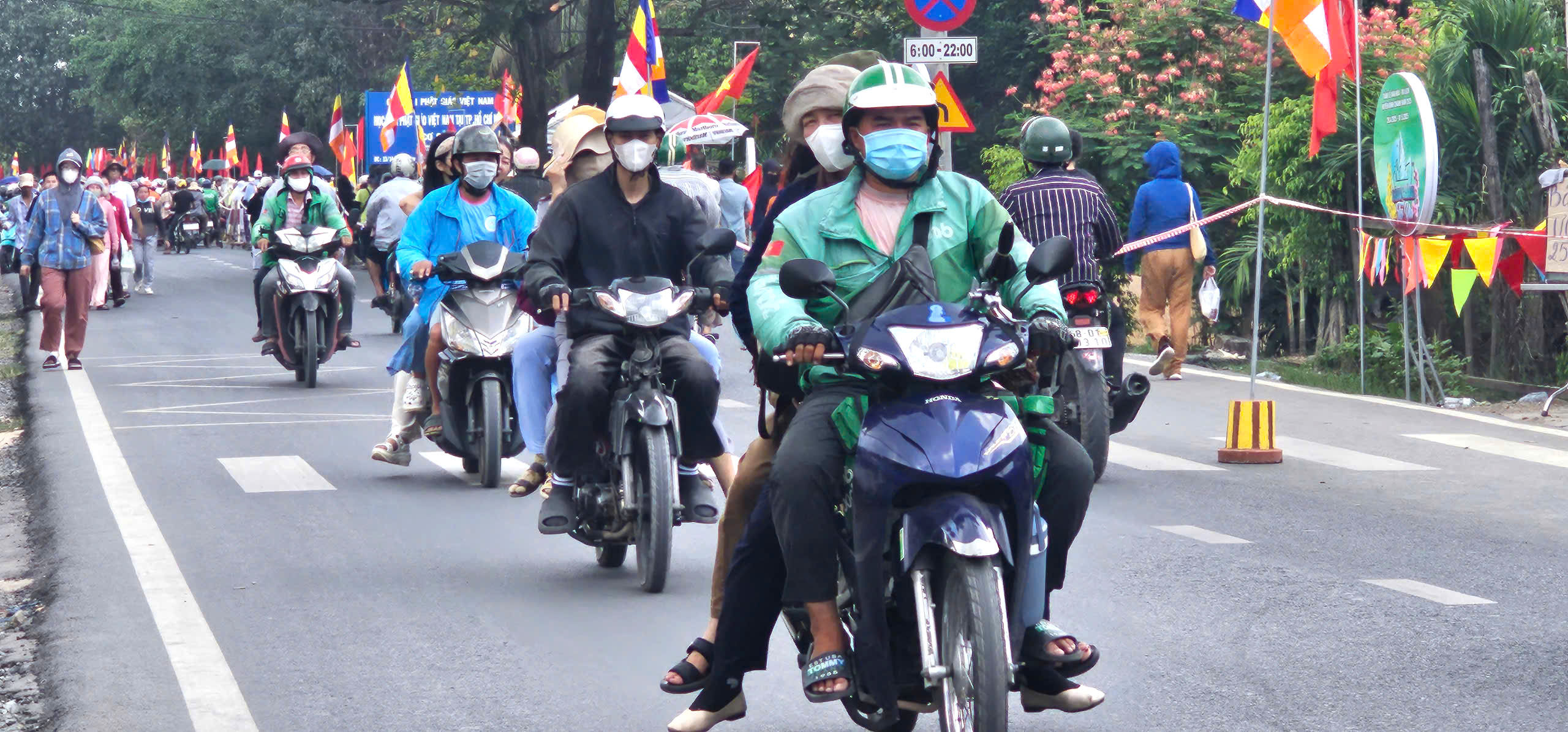 Tình trạng xe ôm hỗn loạn tại Đại lễ Vesak 2025 ở chùa Thanh Tâm - Ảnh 1.