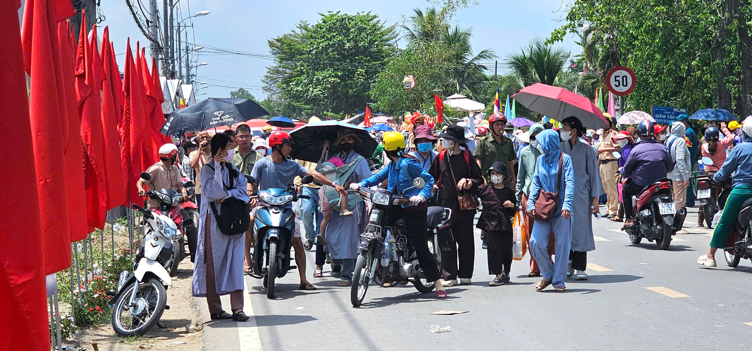 Tình trạng xe ôm hỗn loạn tại Đại lễ Vesak 2025 ở chùa Thanh Tâm - Ảnh 2.