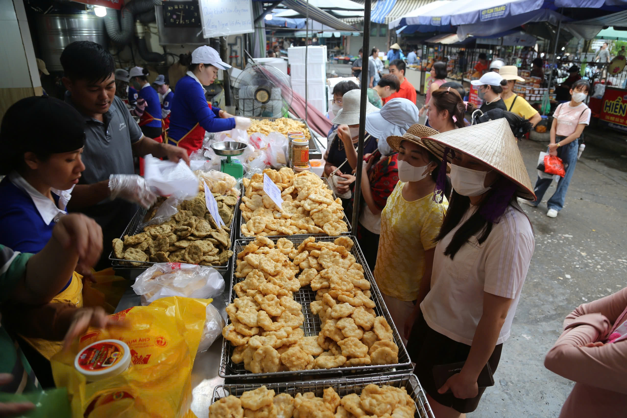 Du khách thi nhau mua chả mực để chia tay Hạ Long  - Ảnh 5.