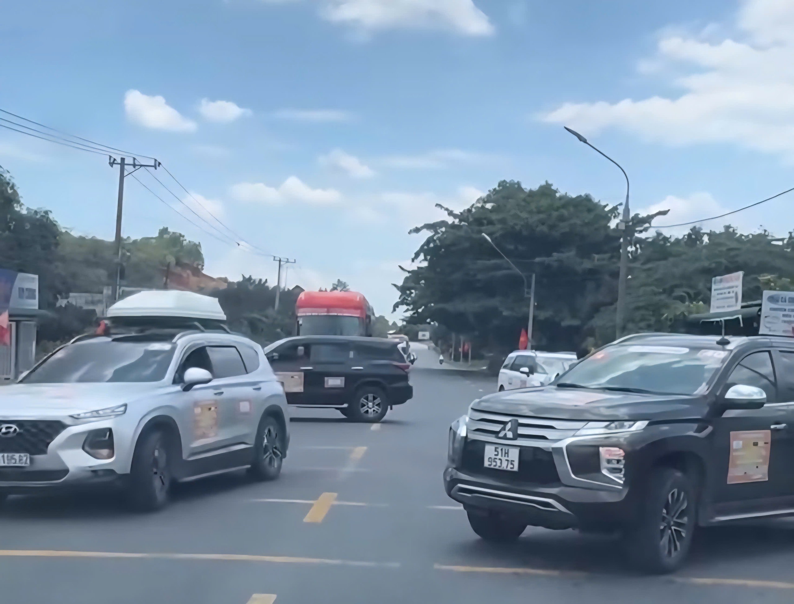 Xử lý nghiêm ô tô chắn ngang QL20 gây ùn tắc giao thông tại Lâm Đồng - Ảnh 1.