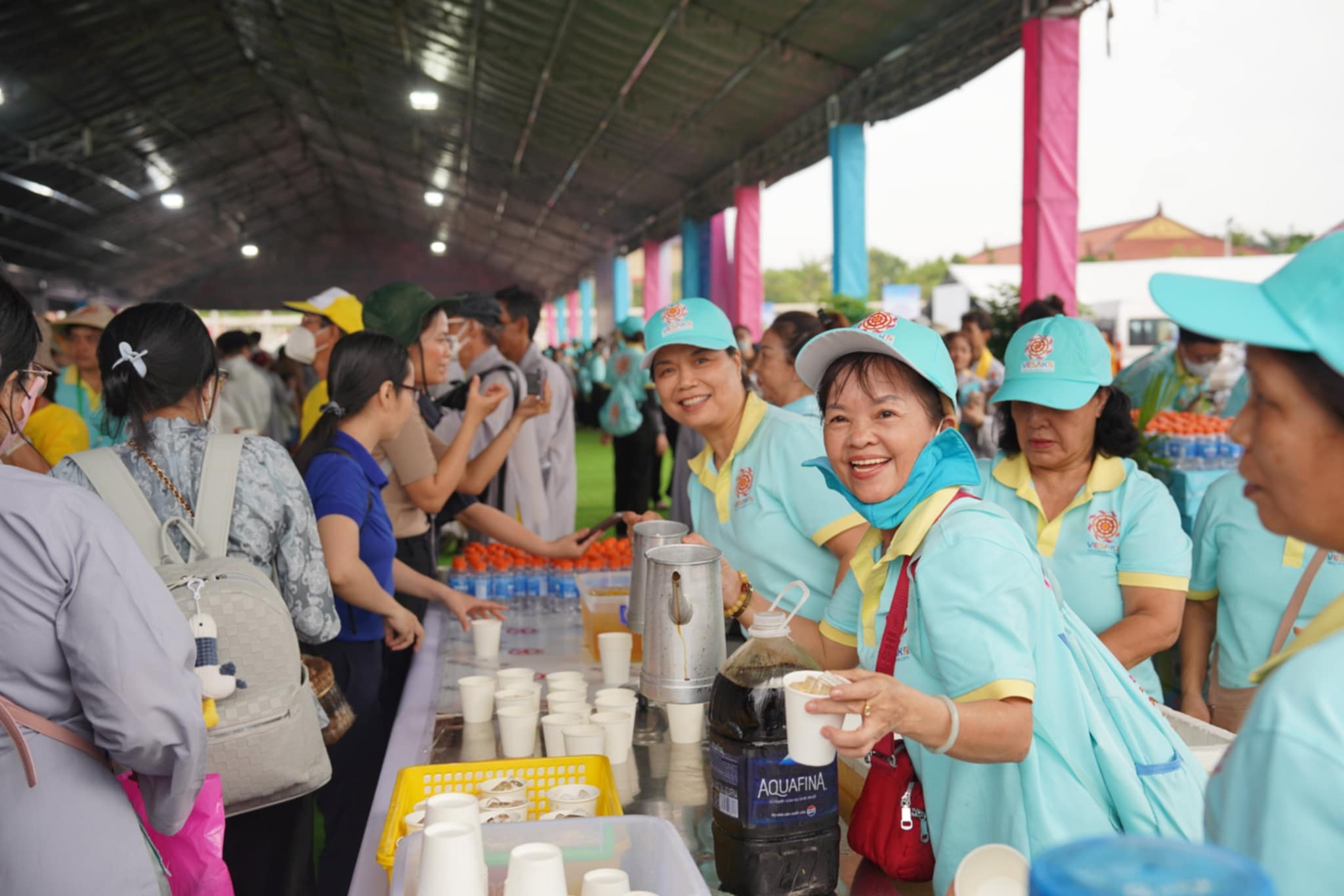 Vesak 2025: Bếp ăn 'khổng lồ' quy tụ 1.200 tình nguyện viên, phục vụ người dân miễn phí- Ảnh 3. Vesak 2025: Bếp ăn 'khổng lồ' quy tụ 1.200 tình nguyện viên, phục vụ người dân miễn phí- Ảnh 3.