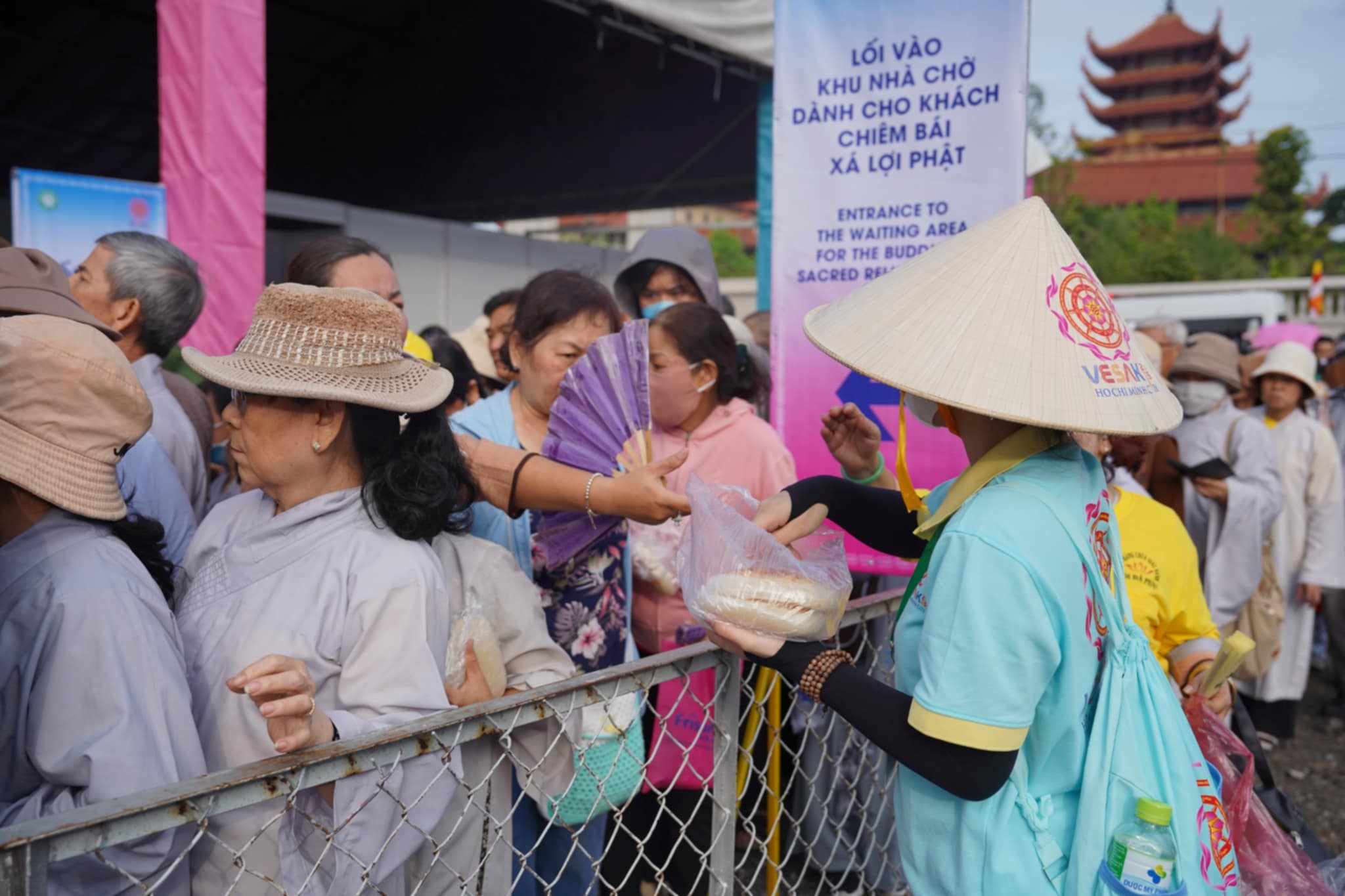 Vesak 2025: Bếp ăn 'khổng lồ' quy tụ 1.200 tình nguyện viên, phục vụ người dân miễn phí- Ảnh 5. Vesak 2025: Bếp ăn 'khổng lồ' quy tụ 1.200 tình nguyện viên, phục vụ người dân miễn phí- Ảnh 5.